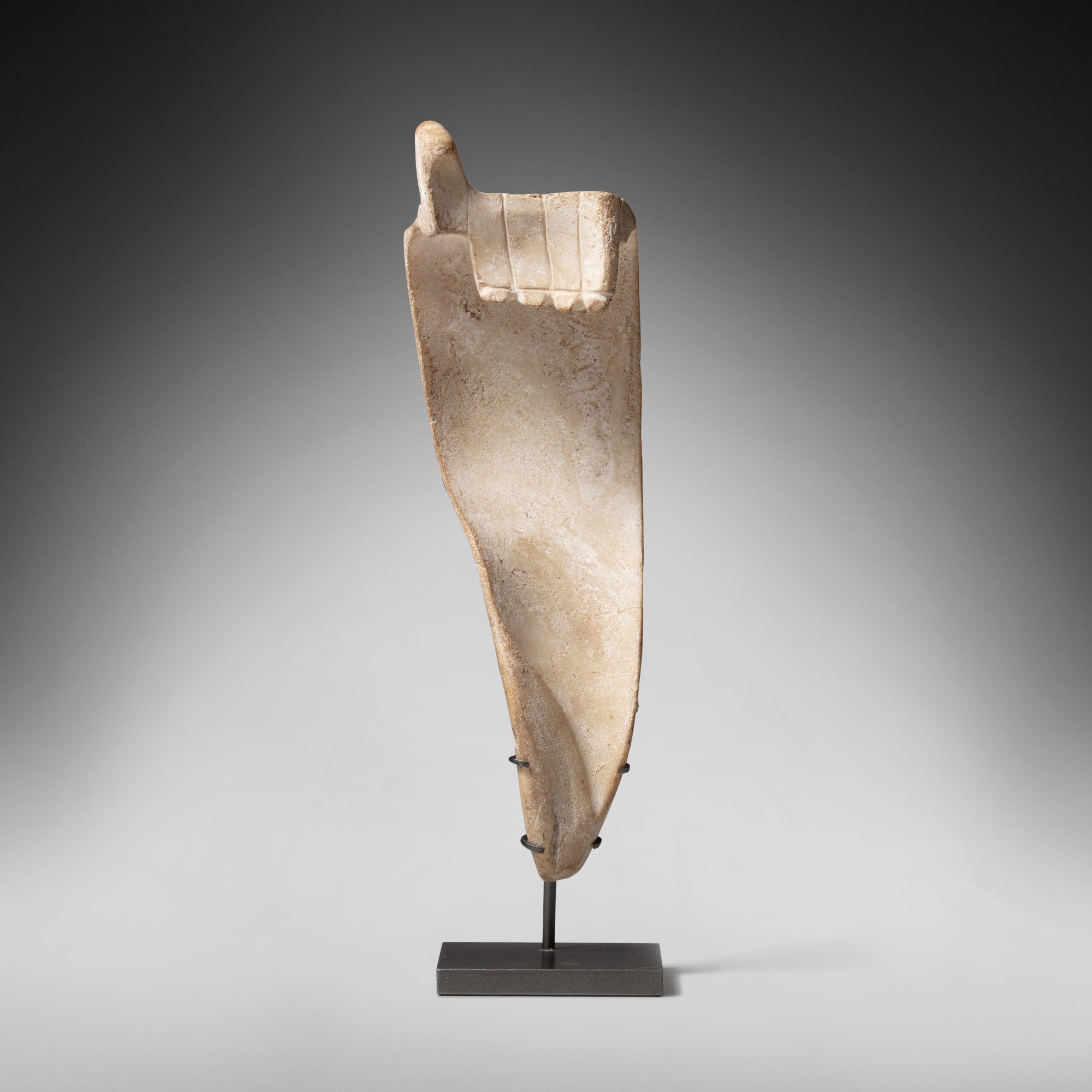 Coupe à pigment, Culture Maya, Guatemala, Classique récent, 550-950 AP. J.-C. — Maya Shell Pigment container in the shape of a Hand, Late Classic, AD. 550-950