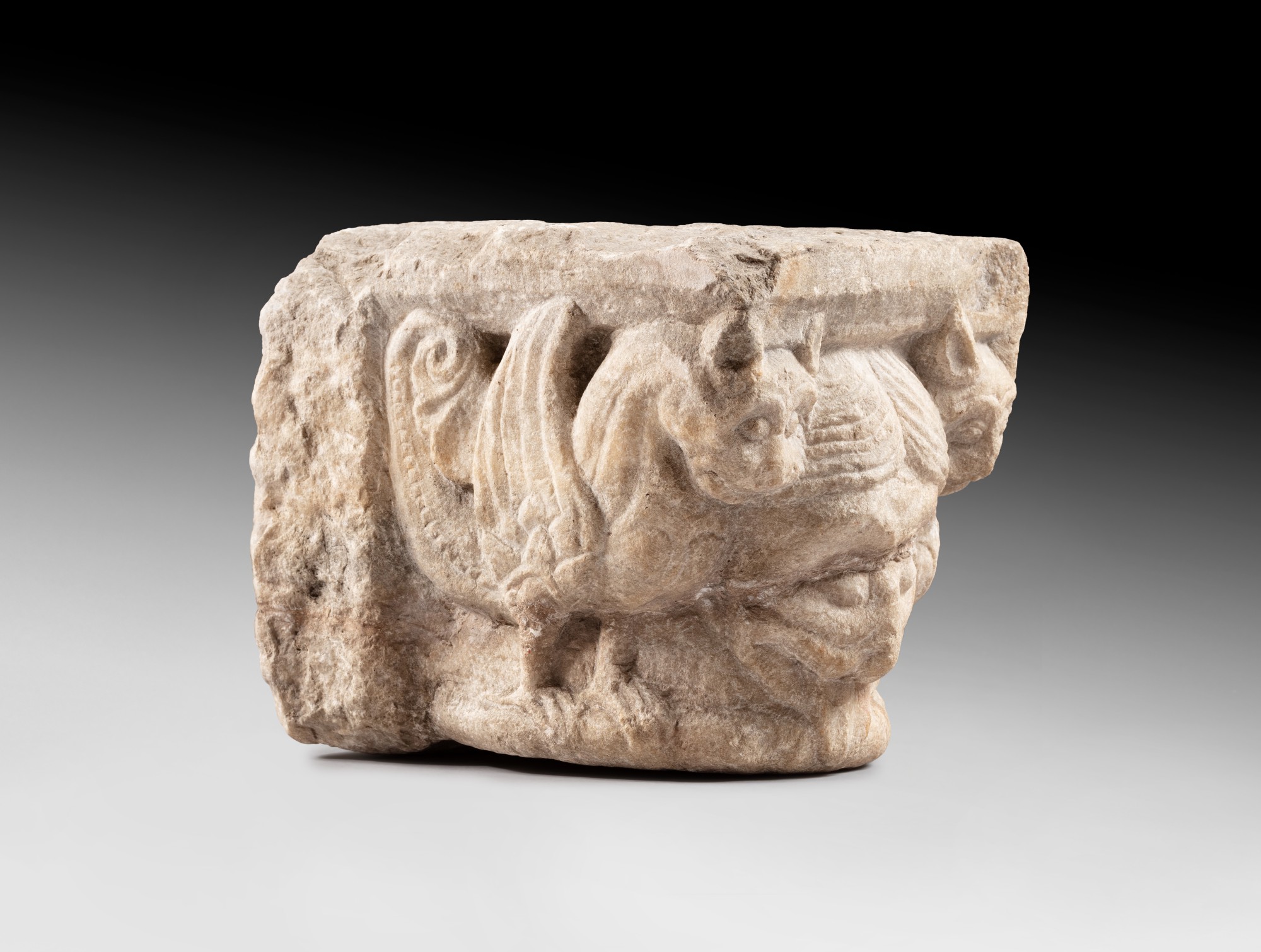 Italian, Lombardian, second half of the 12th century — Chapiteau avec un animal tirant la langue entouré de deux dragons à têtes félines