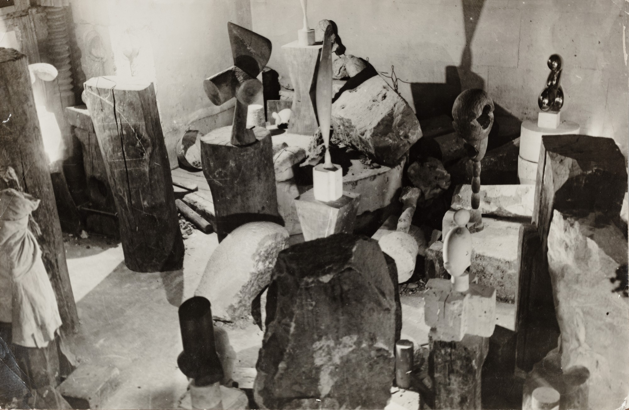 Unknown — Vue de l’atelier, vers 1923 : La Sorcière (1916-1924), L'Oiseau dans l'espace, plâtre (1923-1924 ?), L'Oiseau dans l'espace, marbre jaune (1923-1924 ?), Socrate (1921-1922), Princesse X (1915-1916)