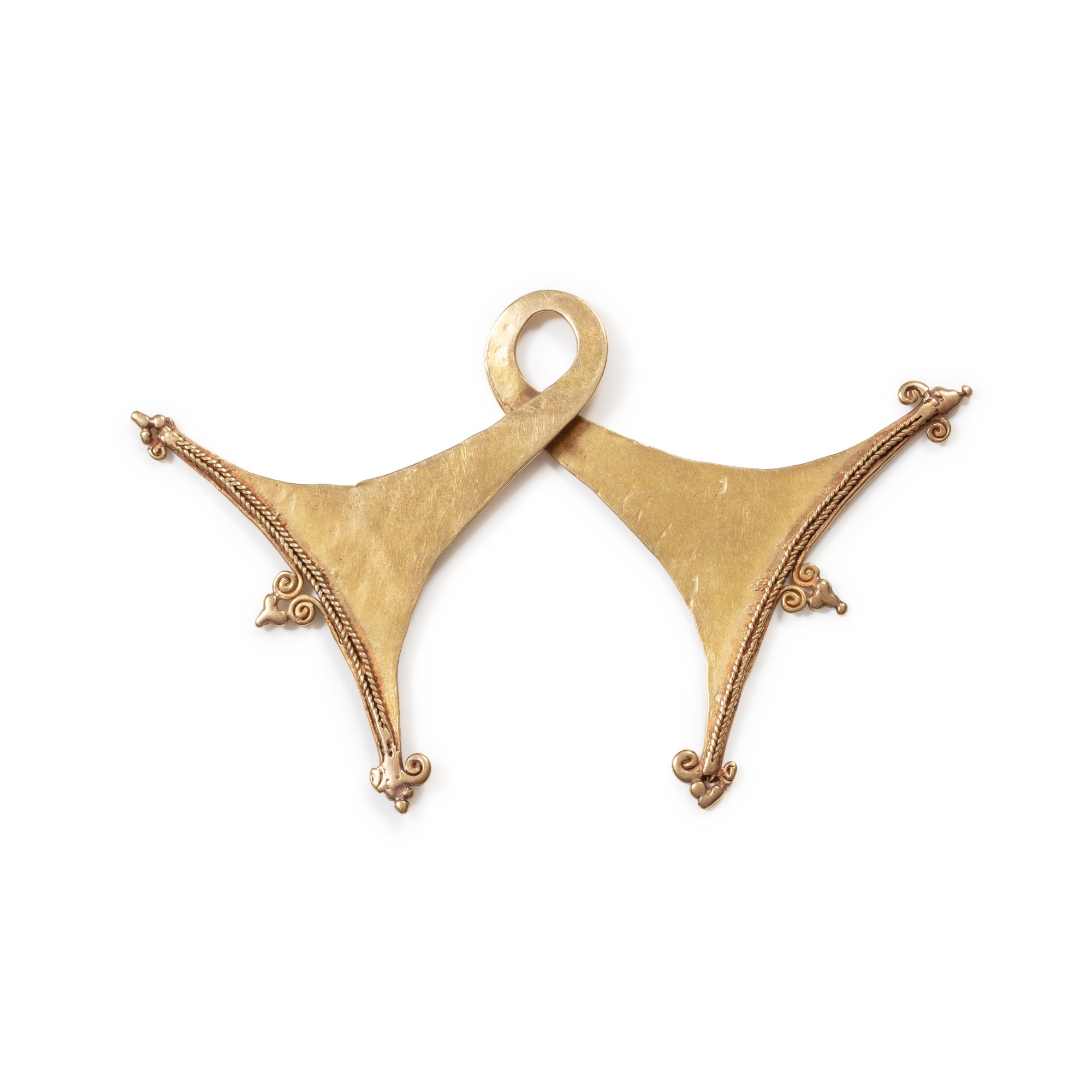 Pendant double taka, Île de Nias, Indonésie — Double Axe Pendant taka, Nias Island, Indonesia