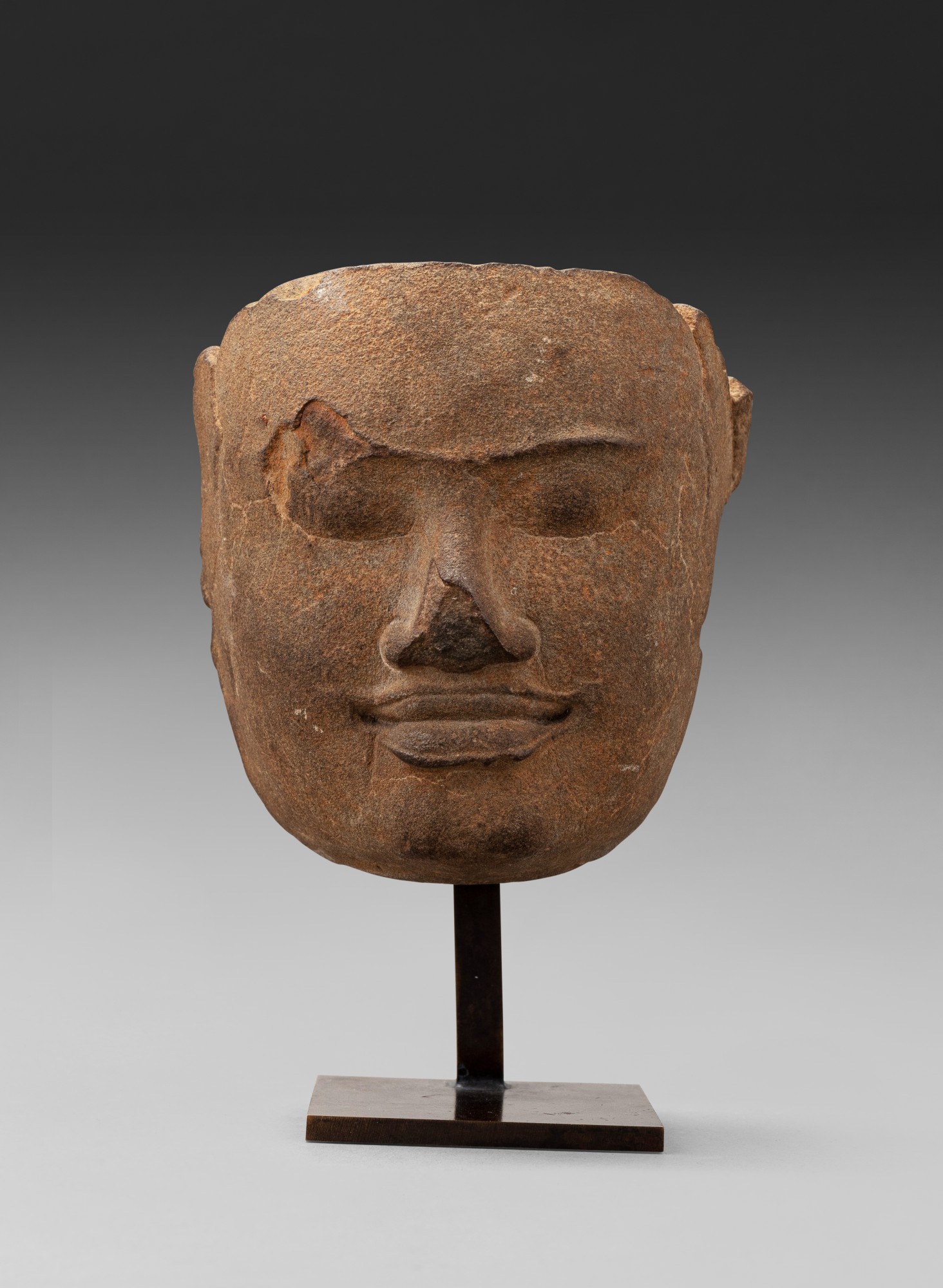 A grey sandstone head of a divinity — 高棉 約十二世紀 巴普昂式砂岩雕佛首殘片