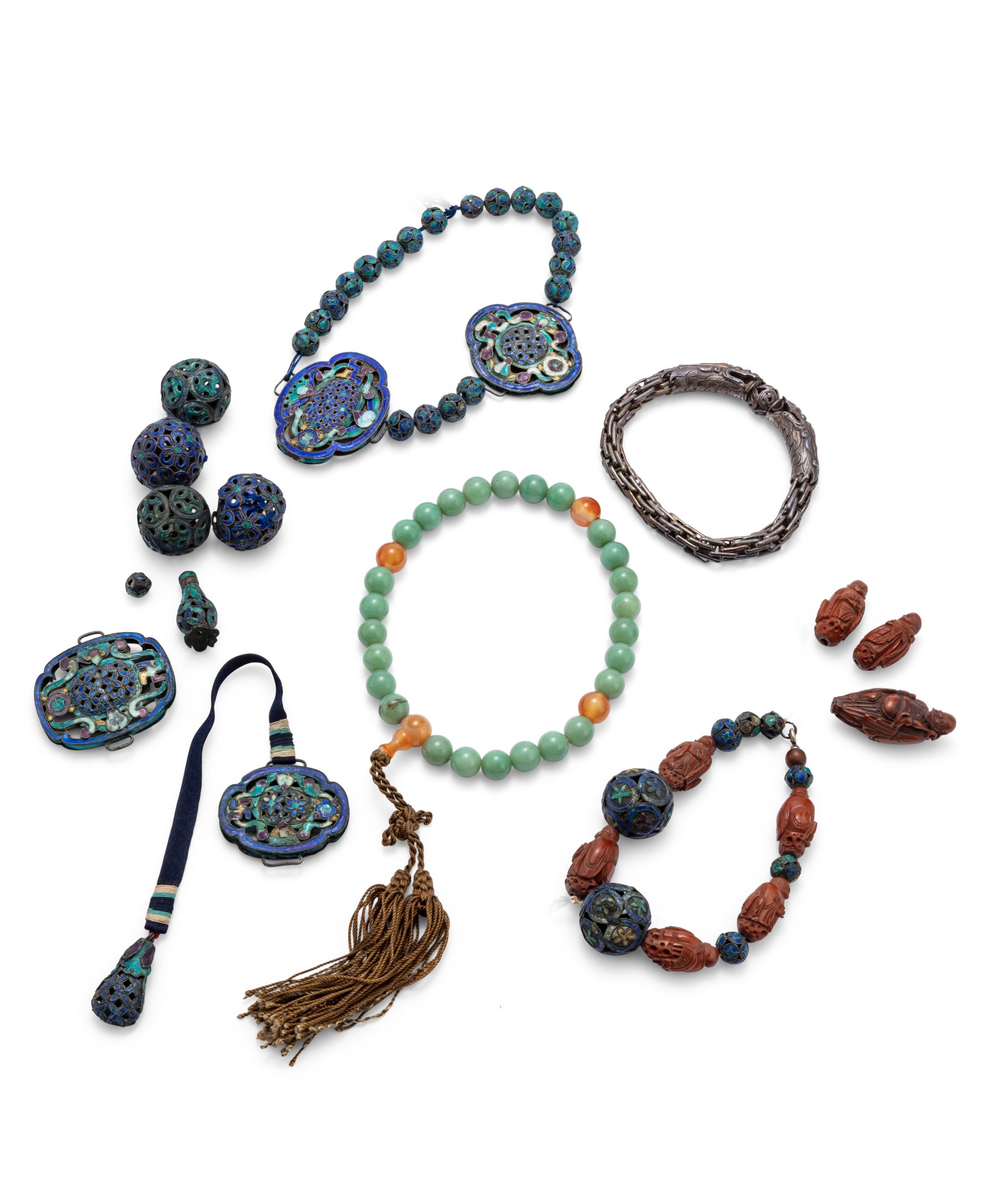 A variety of carved olive stones, enamelled metal and hardstone jewellery — 清十九世紀 佩飾一組