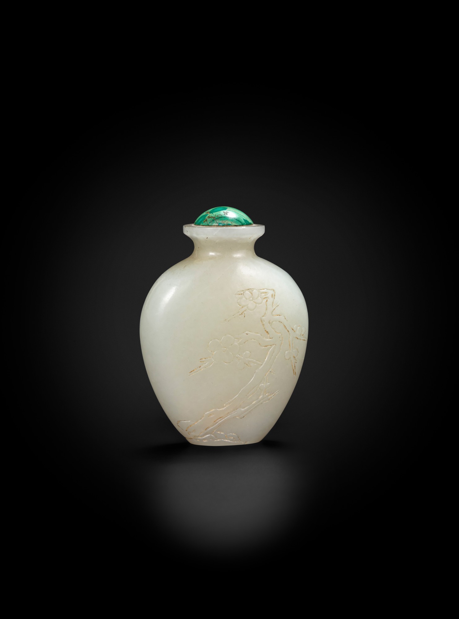 A celadon jade 'prunus' snuff bottle — 清十八至十九世紀 青白玉鼻煙壺