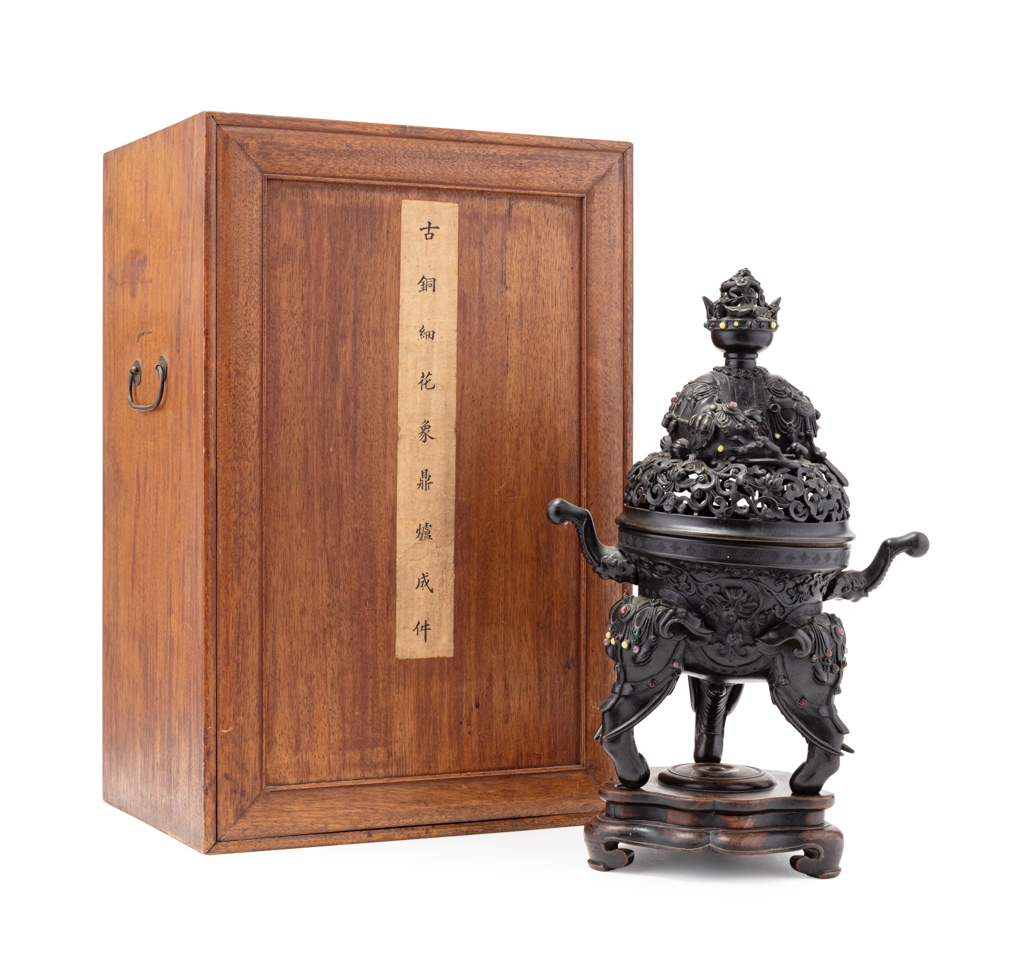 A large tripod 'elephant' incense burner — 十九世紀末至二十世紀初 嵌寶花卉紋象耳象足熏爐