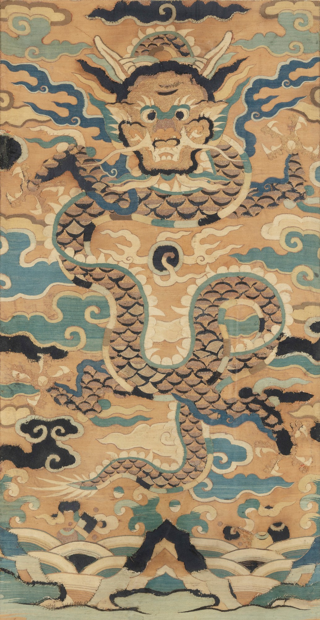 A 'dragon' kesi panel — 明十六世紀 緙絲四爪龍紋掛屏 鏡框
