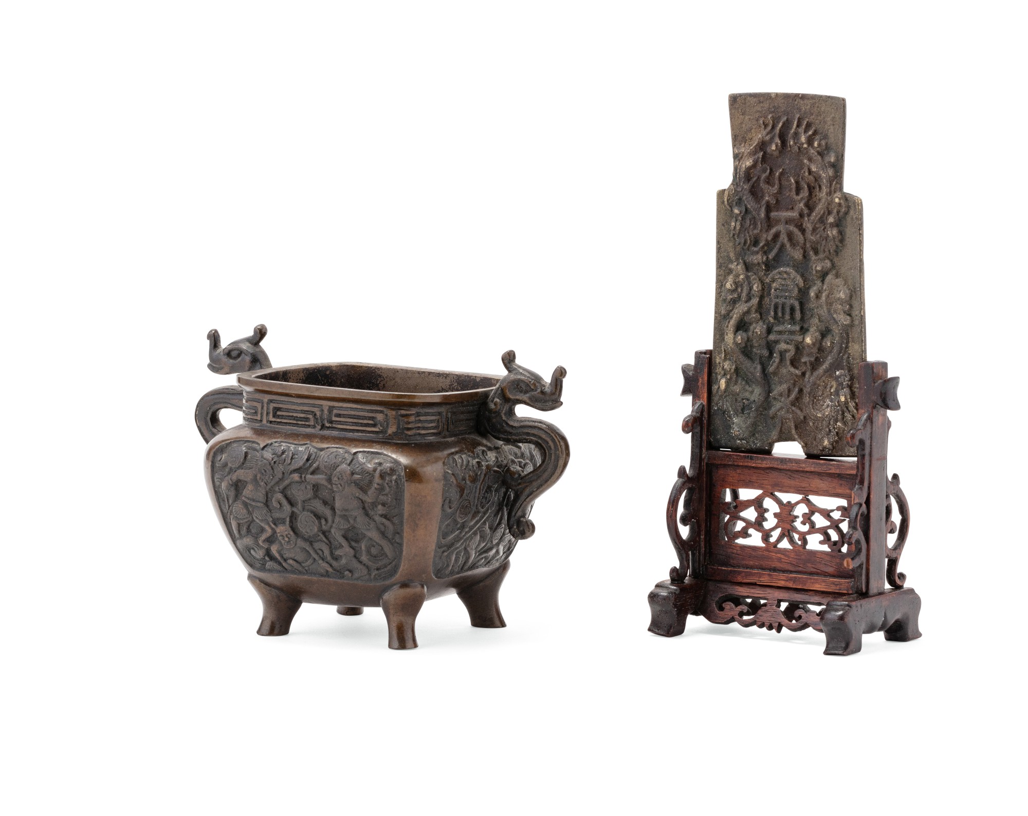 A bronze archaistic coin, bubi, and a bronze incense burner — 十七至十八世紀 銅布幣及香爐 一組兩件