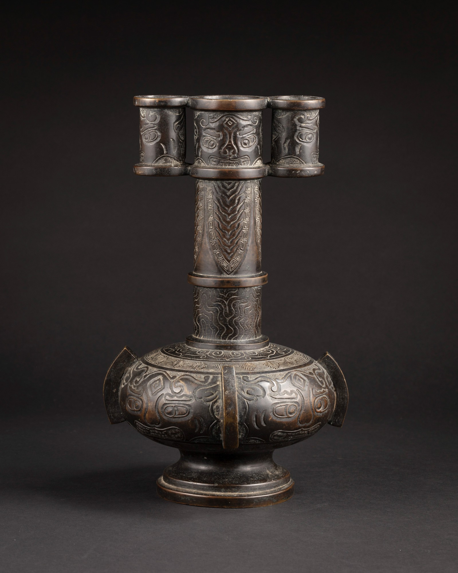 A bronze 'arrow' vase, touhu — 明十六至十七世紀 銅饕餮紋投壺