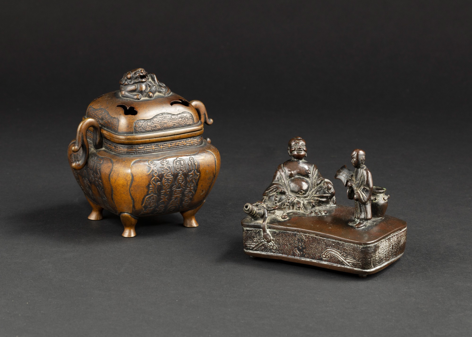 An inscribed bronze censer and a 'figural' warmer — 清十七至十八世紀 銅熏爐及暖手爐