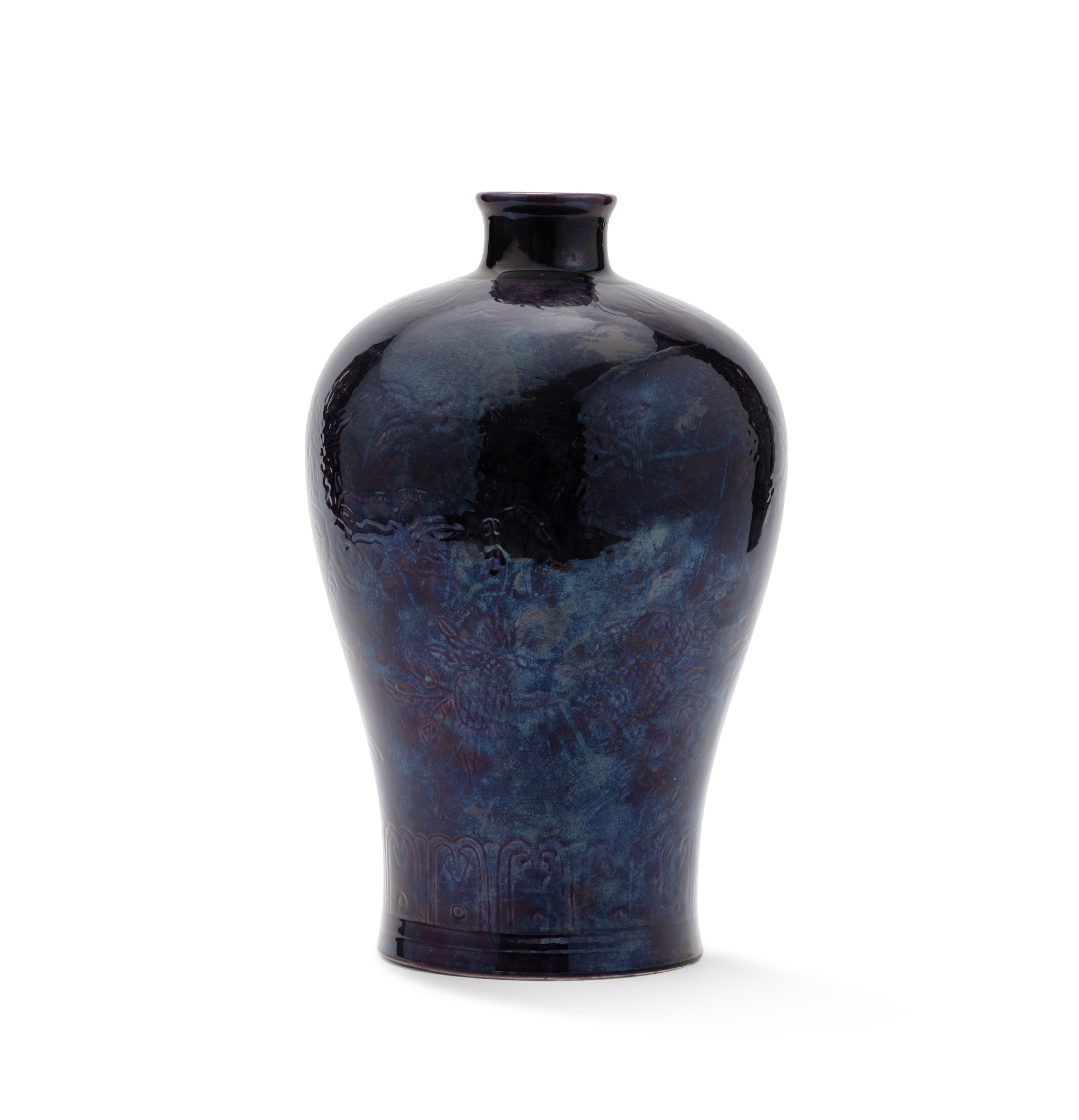 An incised aubergine-glazed meiping and a red glazed-moonflask — 清十八至十九世紀 茄皮紫釉梅瓶及窰變釉扁壺一組兩件