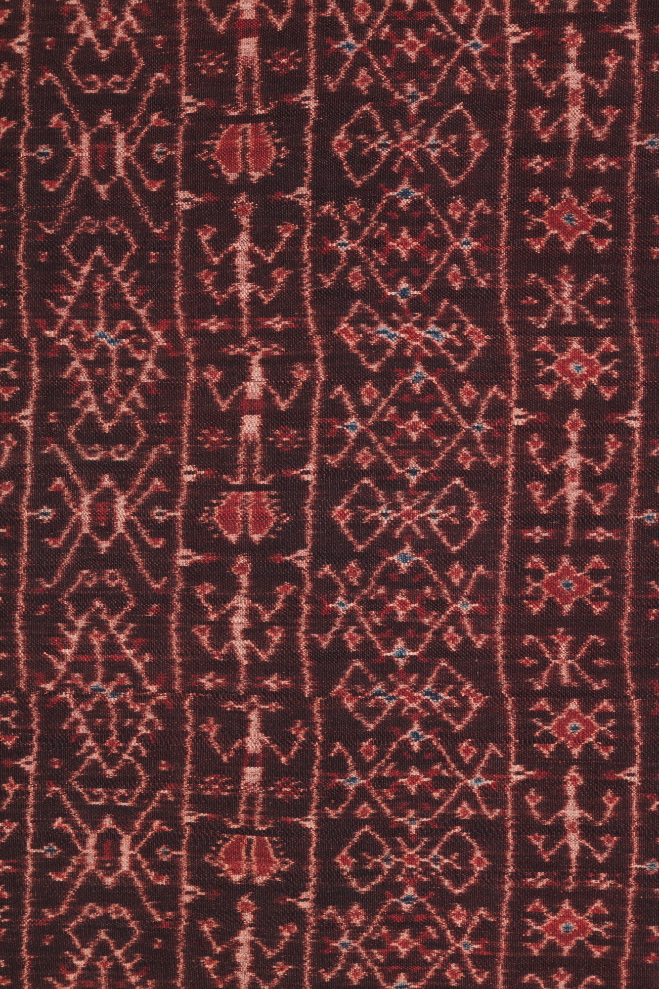 Sarong à figures humaines lavo manusia, Lio, Florès, Indonésie, 20e siècle — Woman’s tubular skirt sarong with human figures lavo manusia, Lio, Flores, Indonesia, 20th century