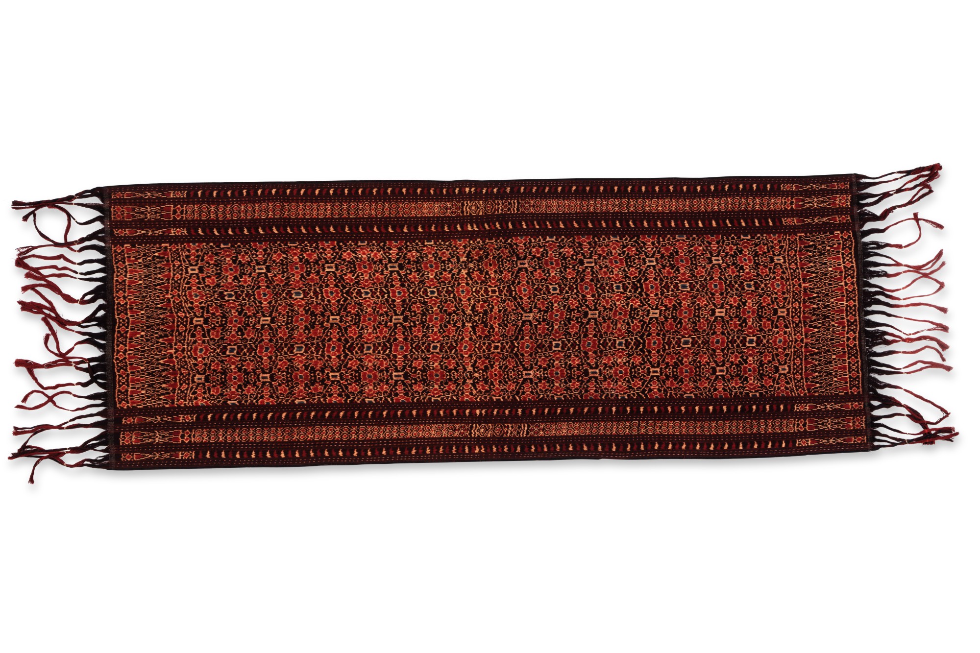 Une écharpe, une jupe et deux nattes, Indonésie, début du 20e siècle — One shoulder cloth, a skirt and two mats, Indonesia, early 20th century