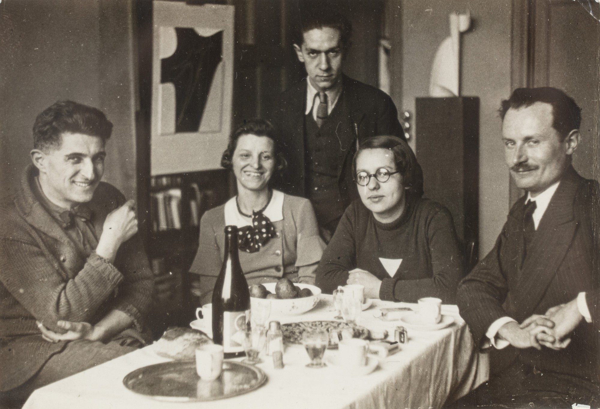 André Kertész — Etienne & Emma Béothy et des amis à table dans son studio à Montrouge, vers 1929