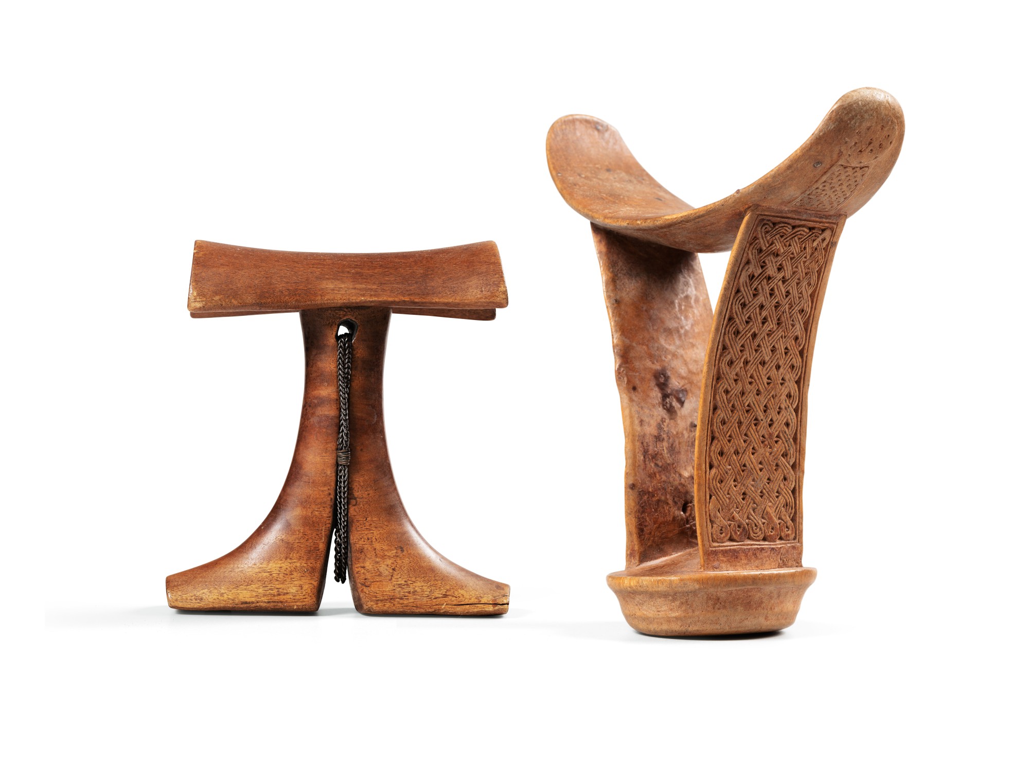 Deux appuie-nuques, l'un Karamajong, Kenya, le second Boni, Somalie — Two neckrests, one Karamajong, Kenya, the other one Boni, Somalia