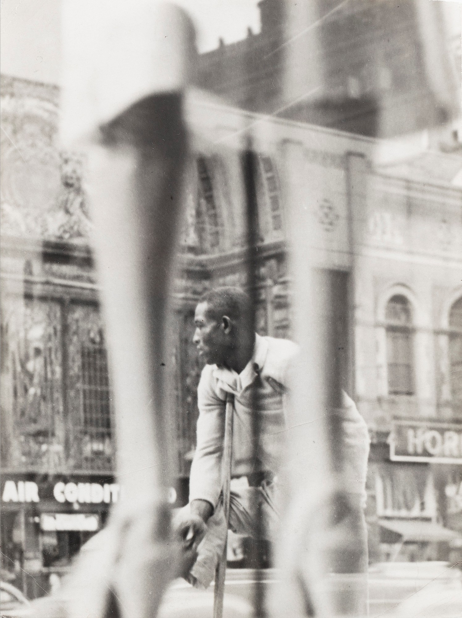 Louis Faurer — Market street, Philadelphia, 1945
