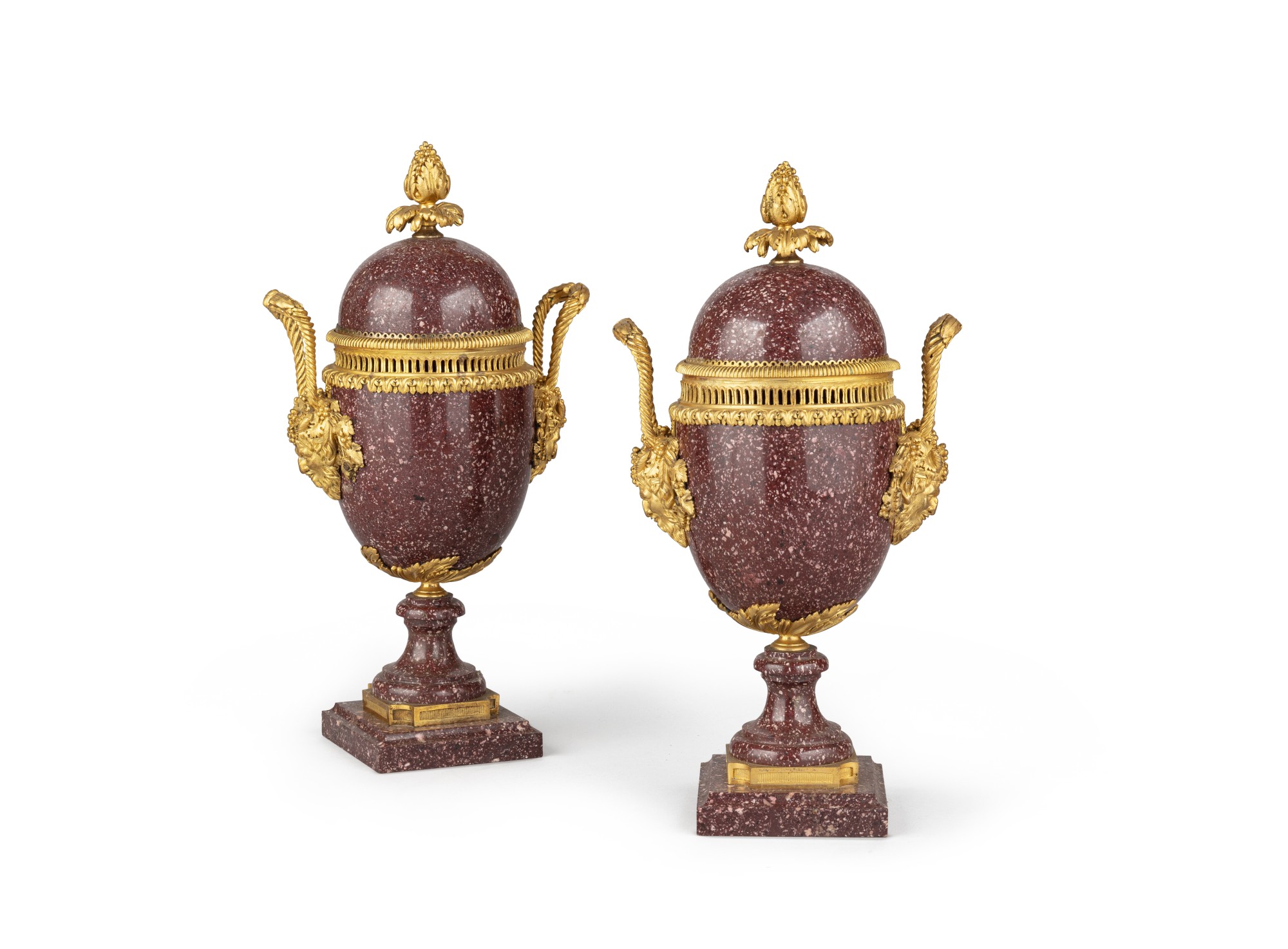 Unknown — Paire de vases pots-pourris en porphyre rouge d'Egypte et bronze doré de style Louis XVI, fin du XIXe siècle