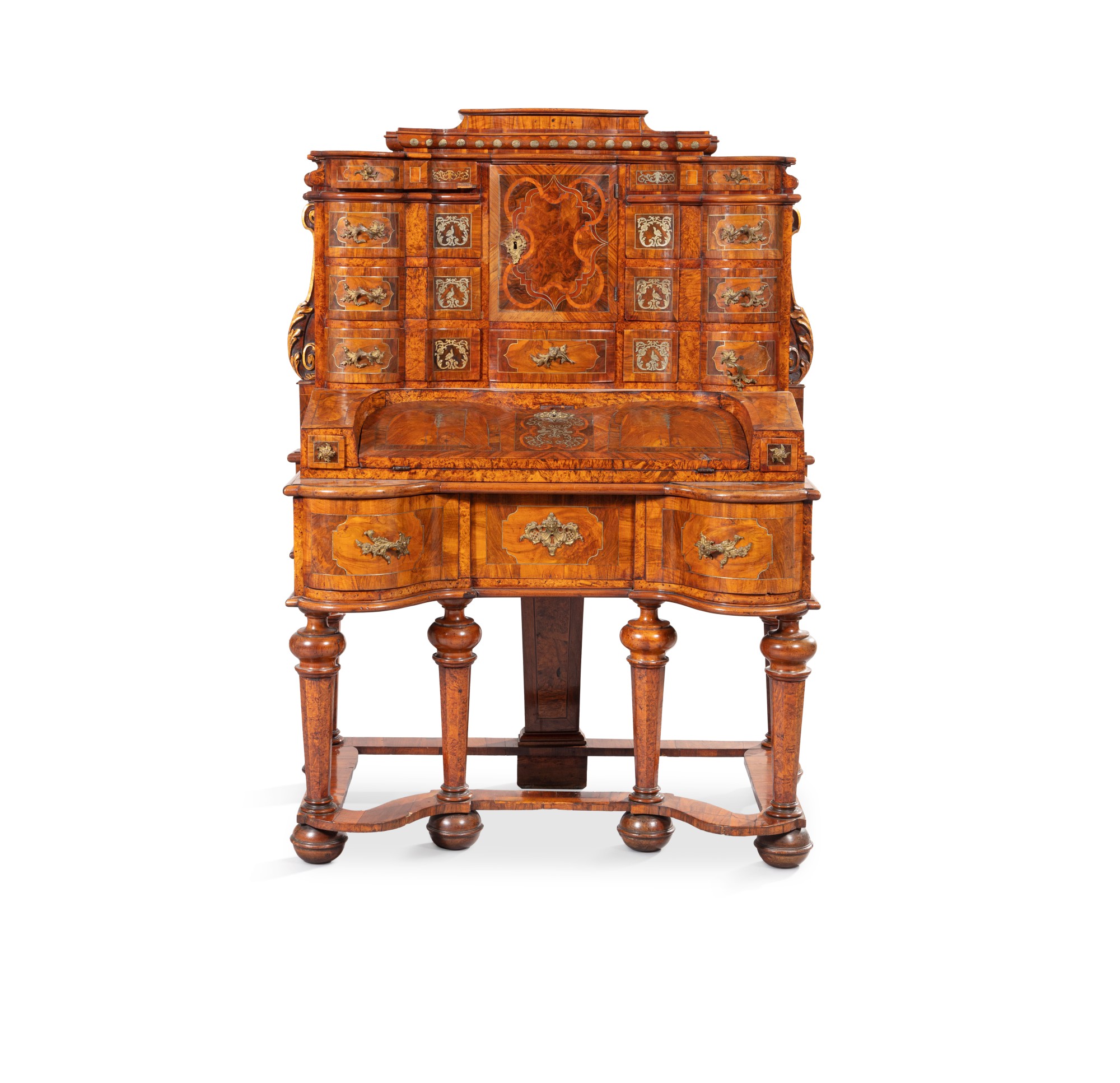 A walnut, maple burr, fir, juniper veneer, with pewter and holly inlays desk, gilt bronze mount, Germany, circa 1700 — Bureau à gradin en placage de noyer, loupe de noyer et bois fruitier, incrustations d'étain et monture bronze doré , Allemagne, vers 1700