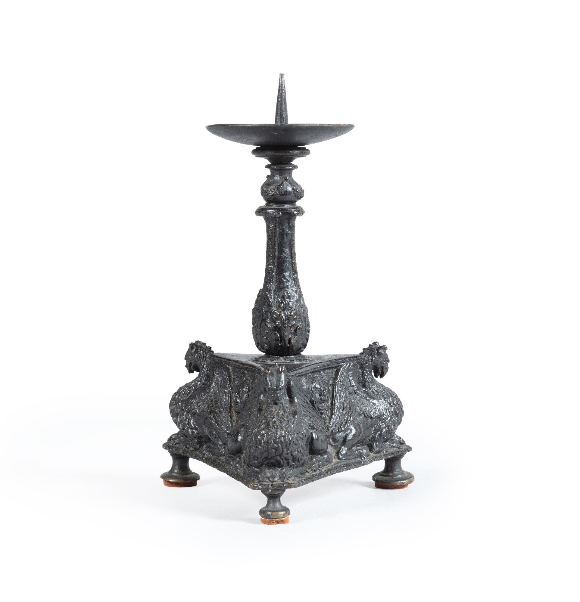 A dark brown patina bronze candlestick, Venetian style in the 16th century — Bougeoir en bronze à patine brun foncé, dans le style vénitien du XVIe siècle