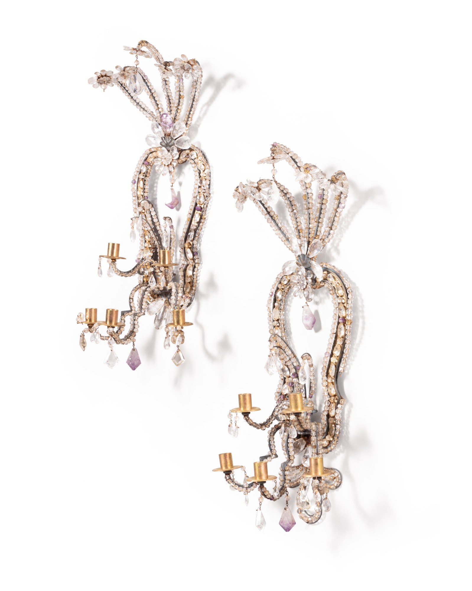 Unknown — Paire d'appliques en métal, cristal de roche, améthystes et verres taillés, XVIIIeme siècle