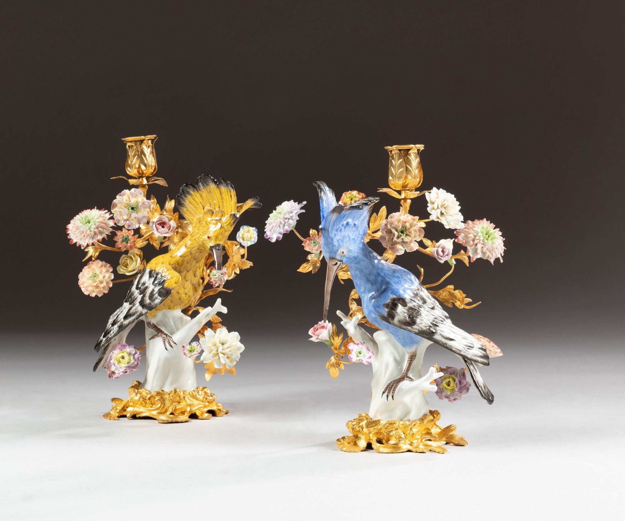 Unknown — Paire de flambeaux en bronze doré, porcelaine à la manière de Meissen, probablement Samson ou postérieure et fleur en pâte tendre, style Louis XV