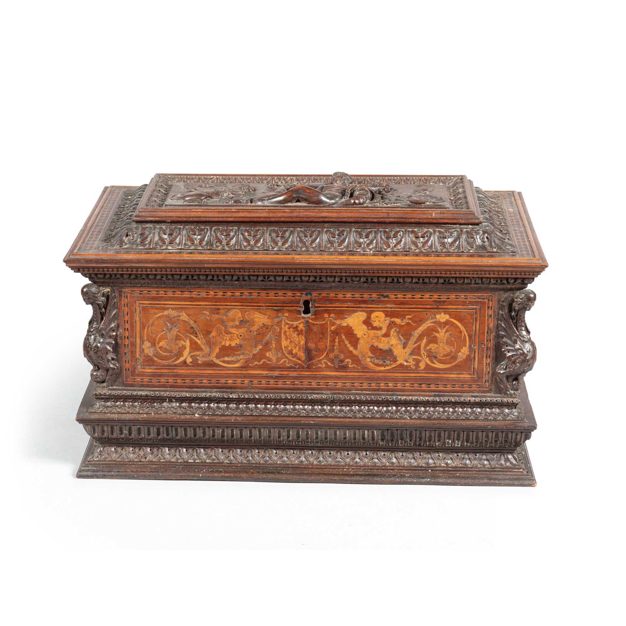 A marquetry and carved wood cassone with the arms of Jacopo Salviati and his wife Lucrezia Medici, Tuscany, last third 19th century with 16th century elements — Petit cassone en marqueterie et bois sculpté aux armes de Jacopo Salviati et de son épouse Lucrèce Médicis, Toscane, dernier tiers du XIXe siècle et comprenant des éléments du XVIe siècle