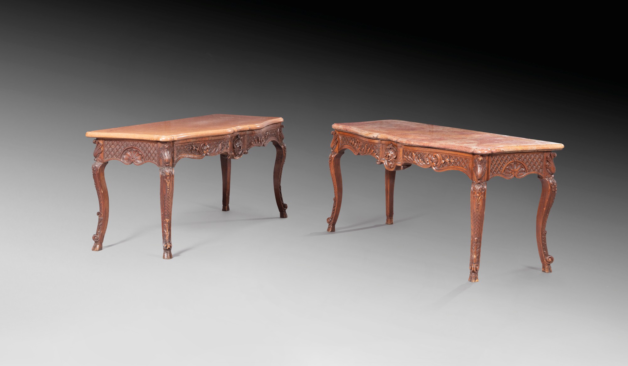 Unknown — Paire de consoles en chêne sculpté, une d'époque Louis XV vers 1740 et l'autre d'époque postérieure