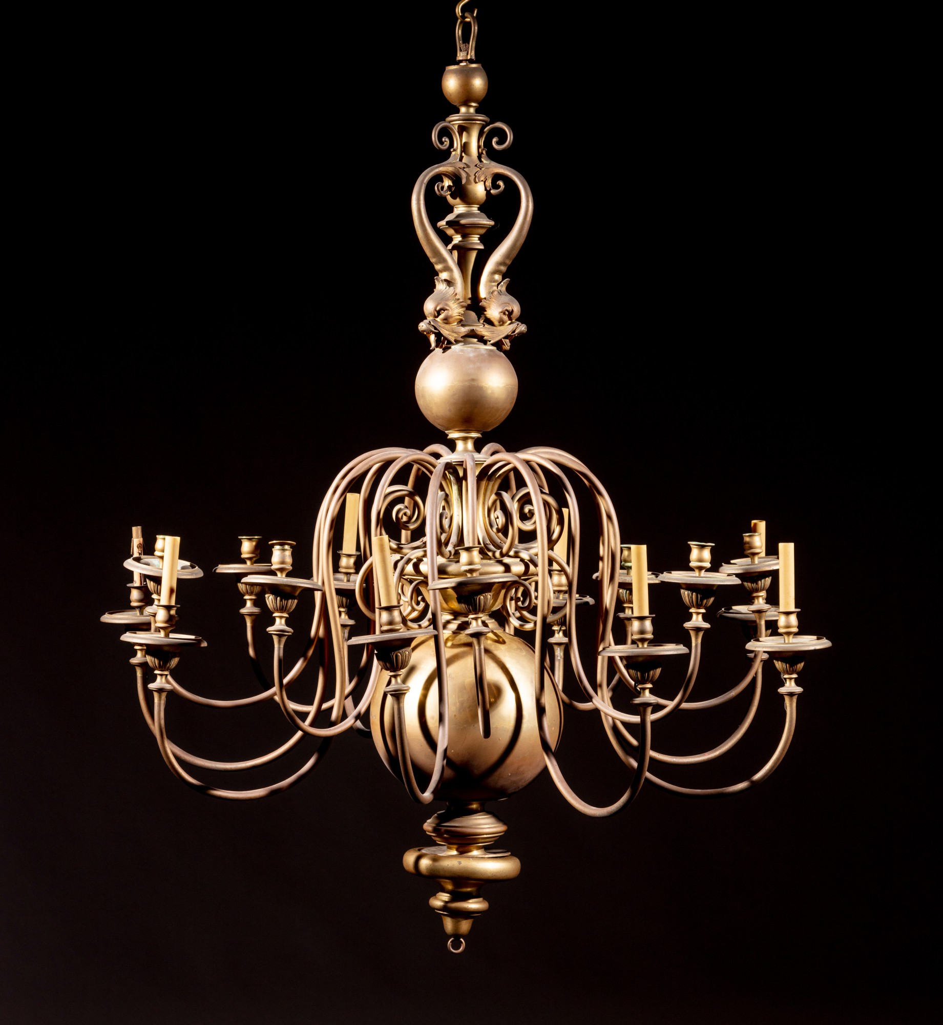 A brass chandelier, in the Dutch style of the 17th century, 19th century — Lustre en laiton, dans le gout hollandais du XVIIeme siècle, XIXeme siècle