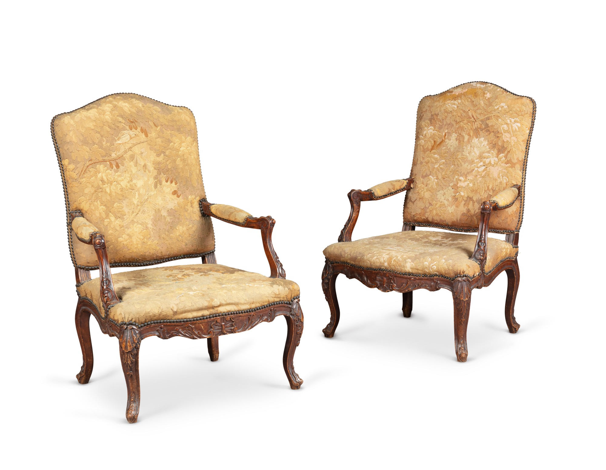 Unknown — Paire de fauteuils en noyer de style Régence