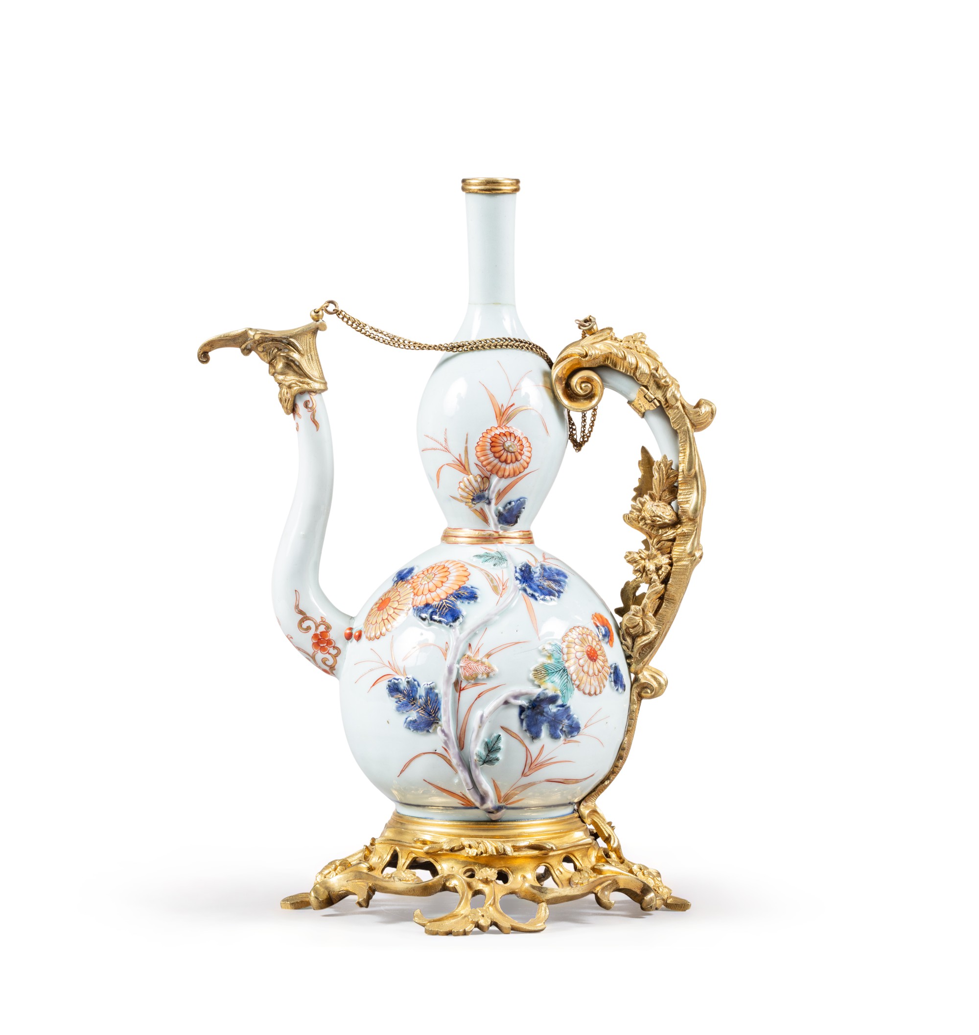 A porcelain teapotina, 19 century with gilt-bronze mounts, Louis XV style, late 19th century — Théière en porcelaine, Chine, XIXe siècle et monture de bronze doré de style Louis XV, fin XIXe siècle