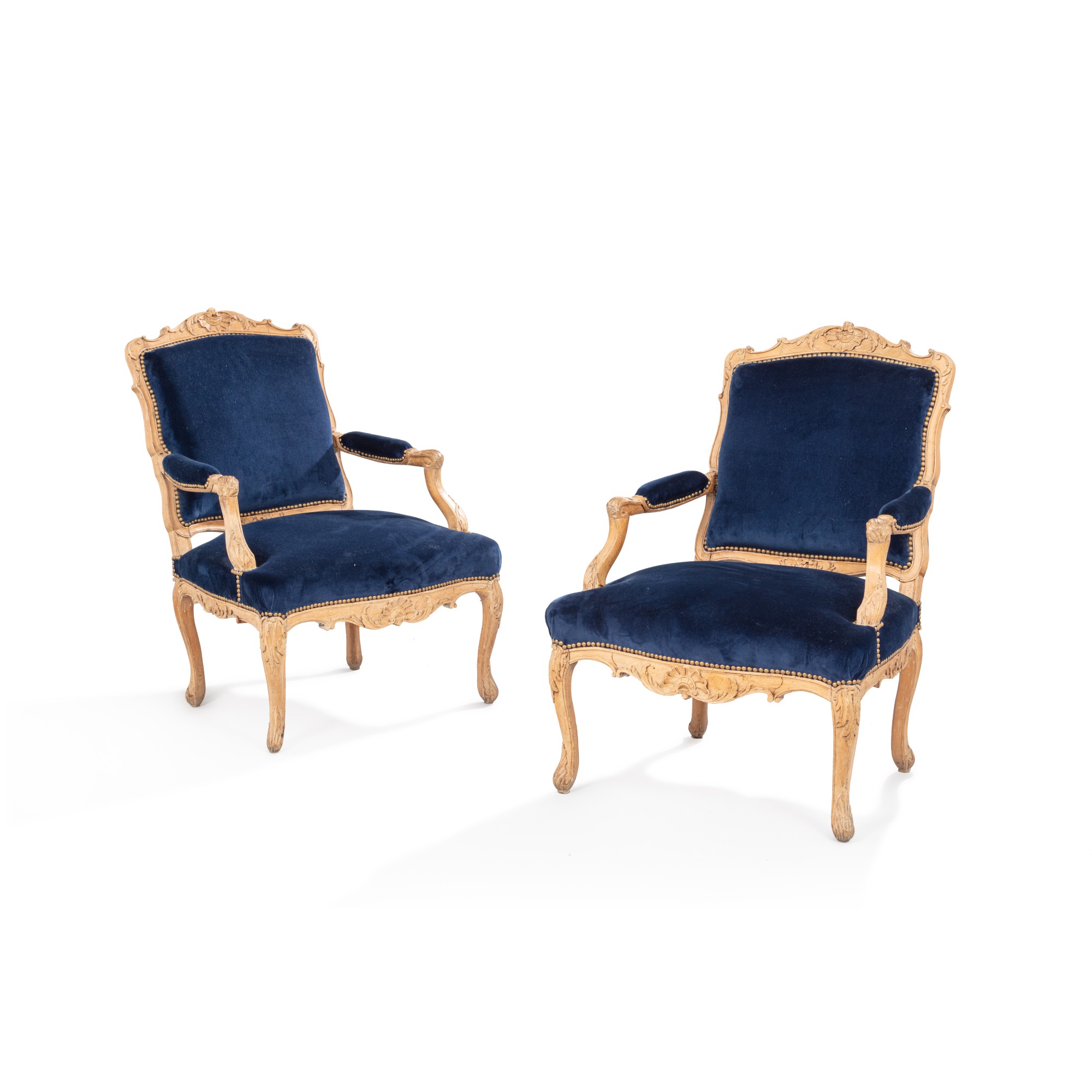 Unknown — Paire de fauteuils à la reine en hêtre d’époque Louis XV, vers 1730