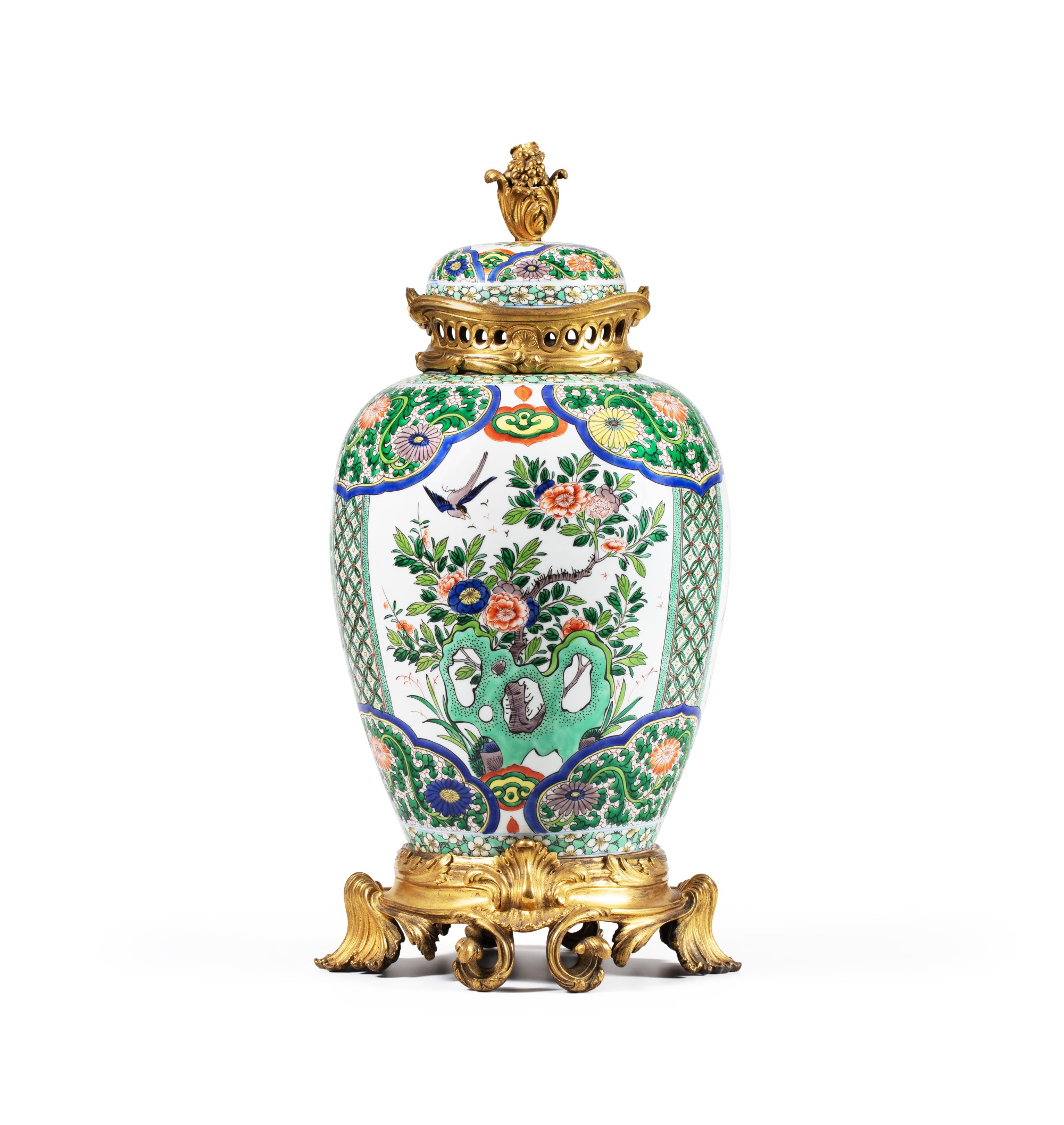 Unknown — Vase couvert en porcelaine et monture en bronze doré de style Louis XV, vers 1890, attribuée à la maison Samson