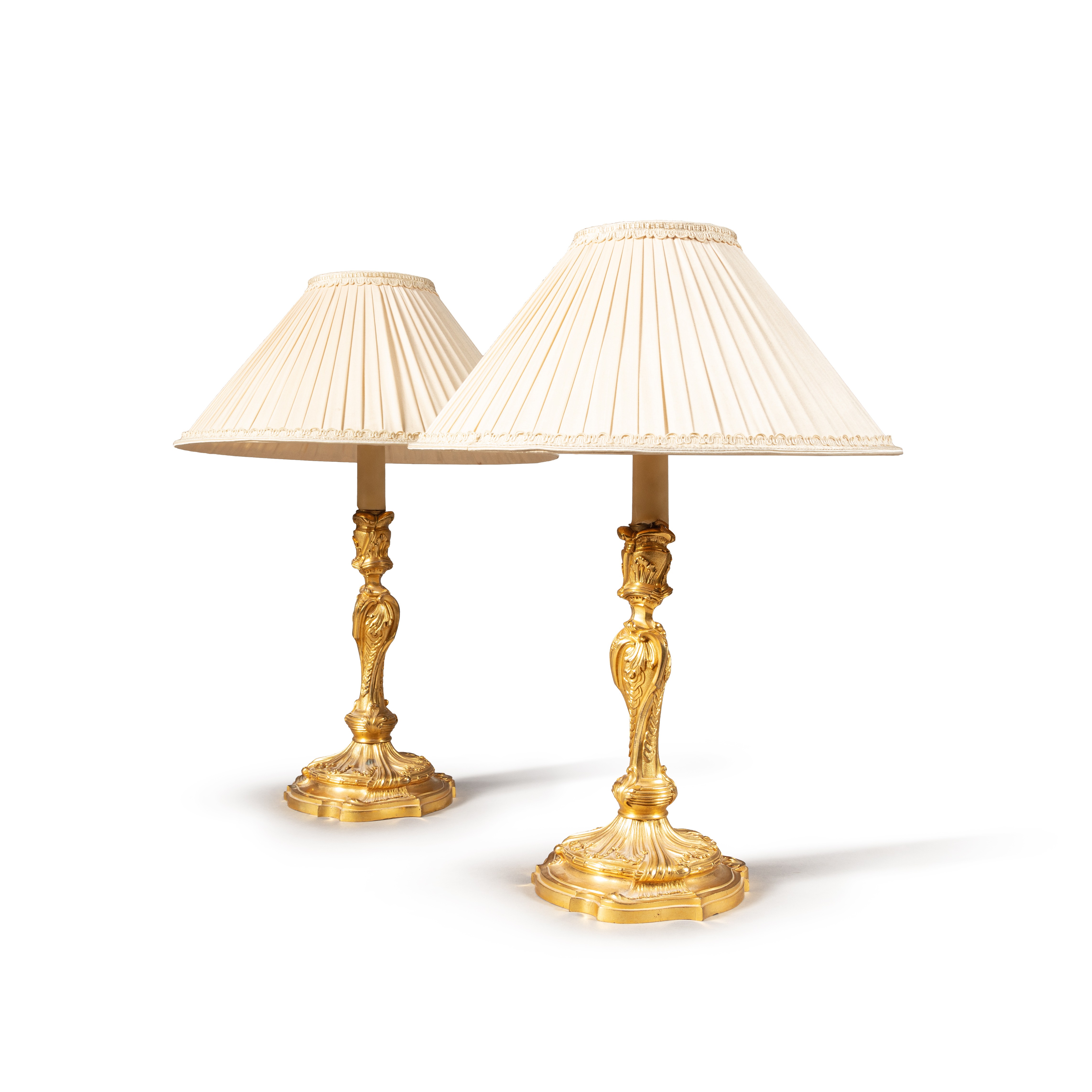 Unknown — Paire de flambeaux en bronze doré de style Louis XV, XIXe siècle