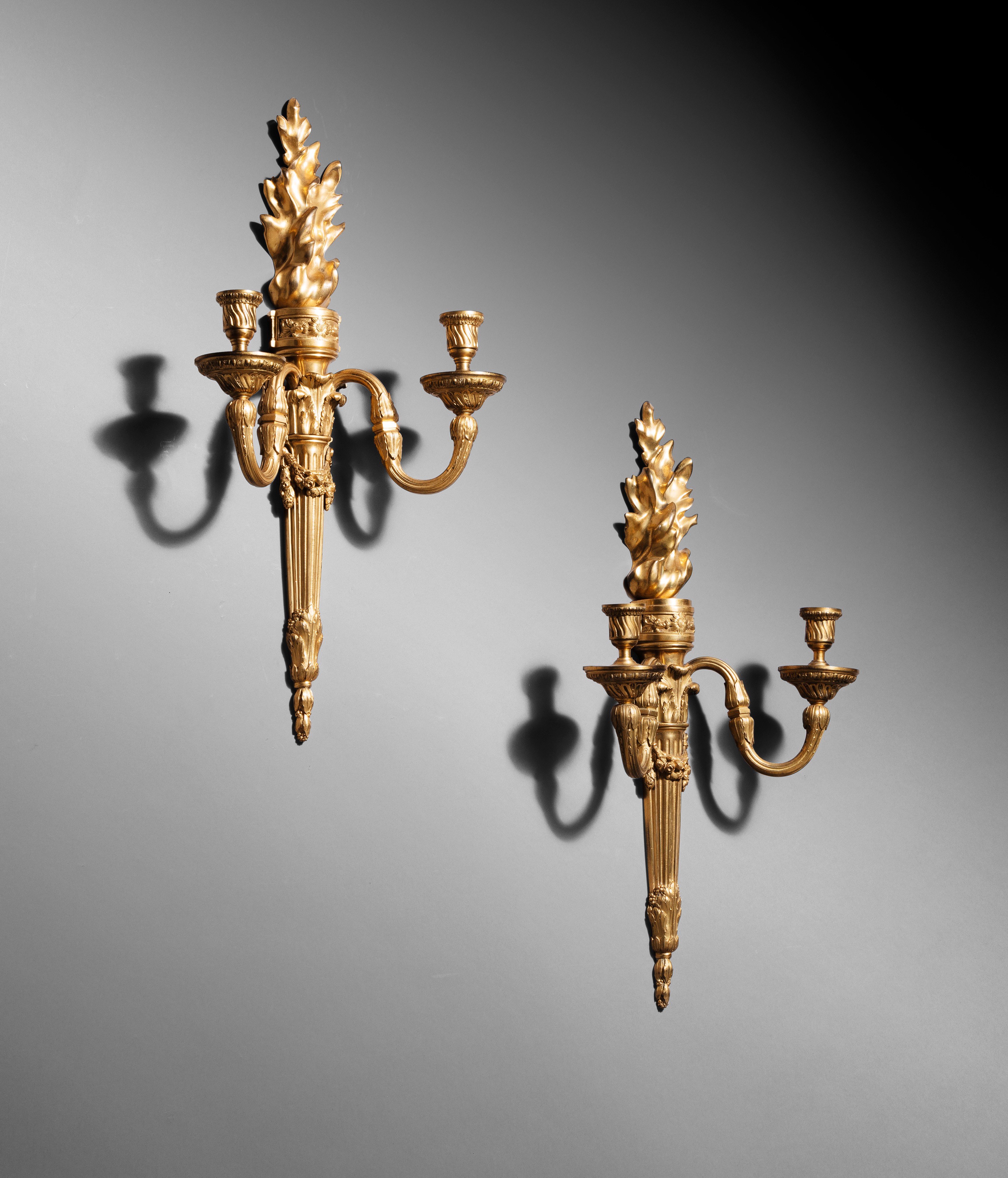 Unknown (Historical) — Paire d'appliques au brandon à deux lumières en bronze doré d'époque Restauration, vers 1820, d'après un dessin de Jean-Louis Prieur (1732-1795)