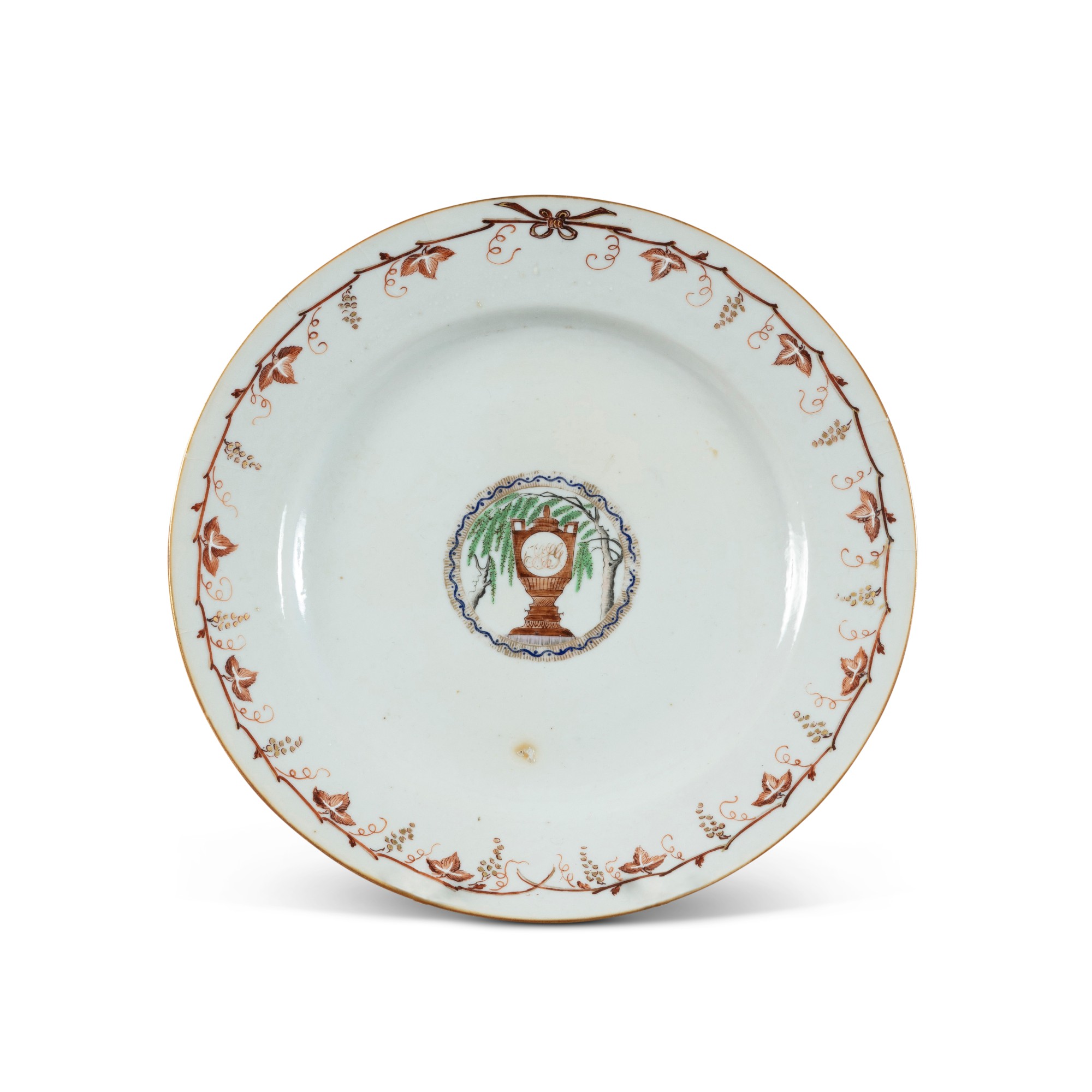 A Compagnie des Indes porcelain plateina, late 18th century, with the royal profiles of Louis XVI and his family — Assiette en porcelaine de la Compagnie des Indes, Chine, fin du XVIIIe siècle, avec les portraits de Louis XVI et sa famille