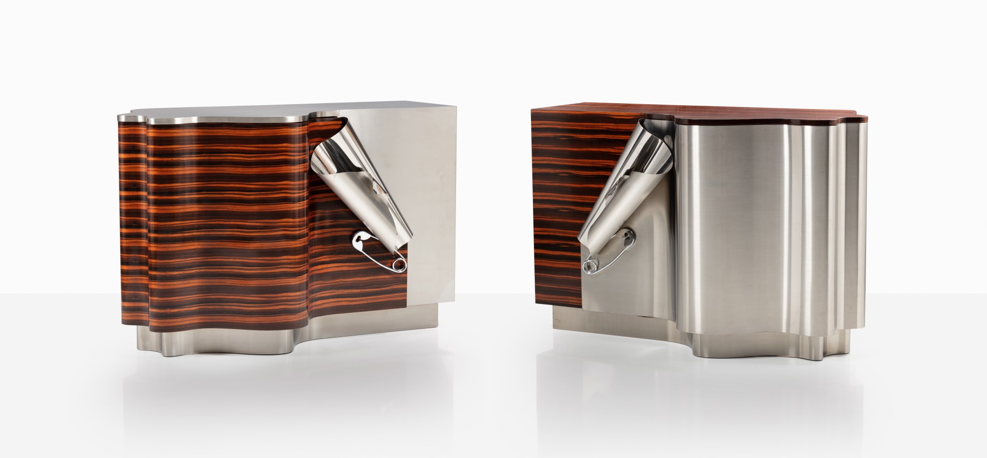 Paire de cabinets drapé