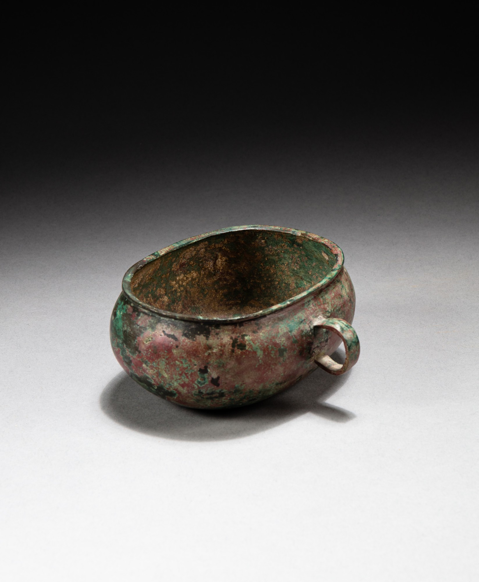 A bronze wine cup with a ring handle, he — 漢 青銅鉌