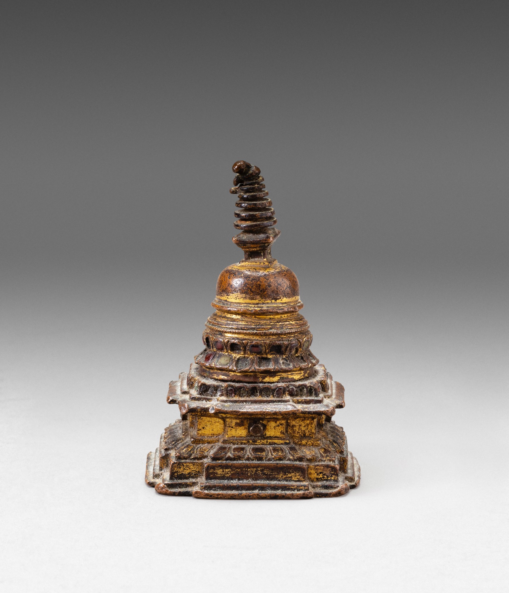 A small gilt-copper stupa — 尼泊爾 十五世紀 鎏金銅佛塔