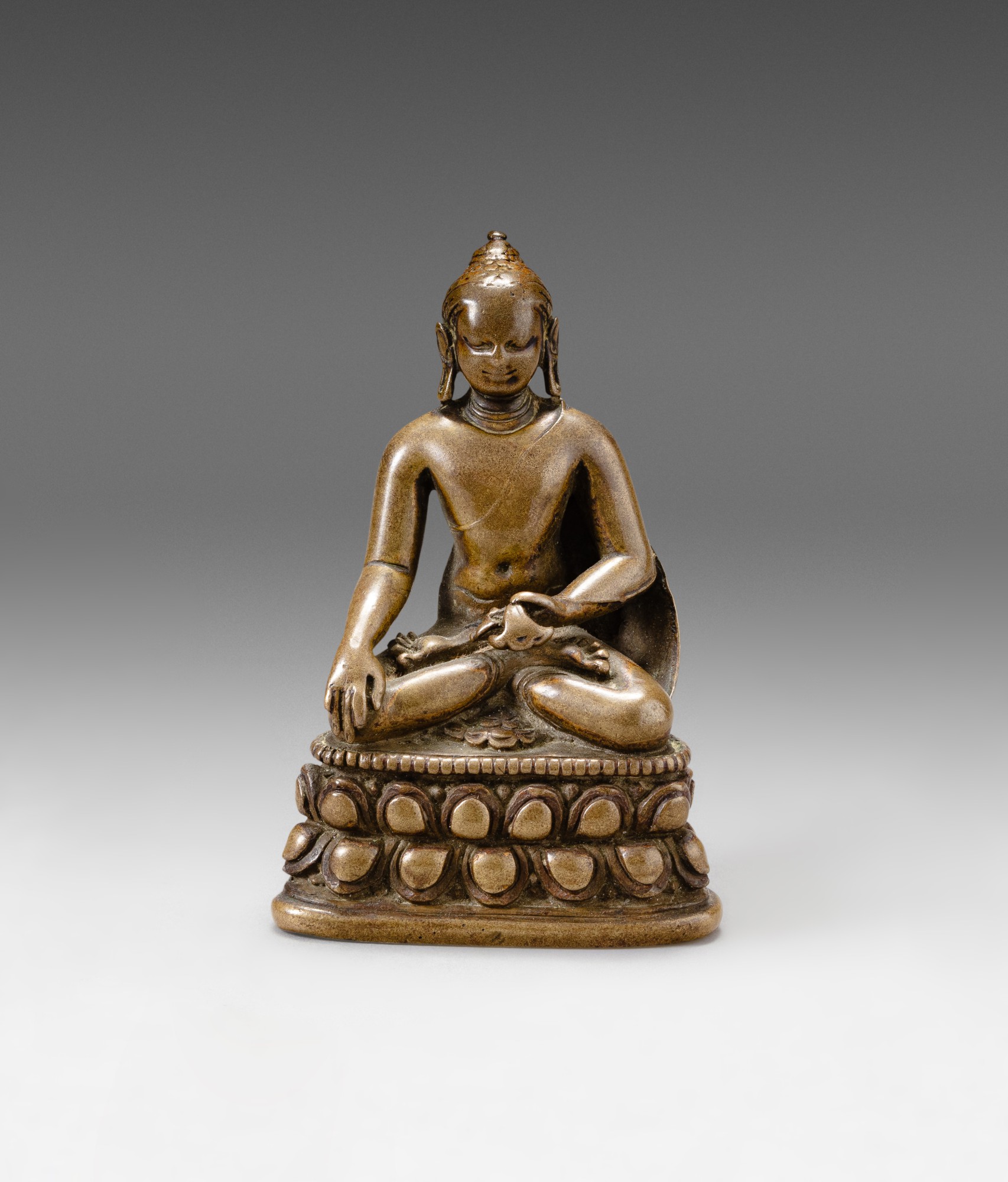 A bronze figure of seated Buddha — 東印度 十二世紀 銅佛坐像