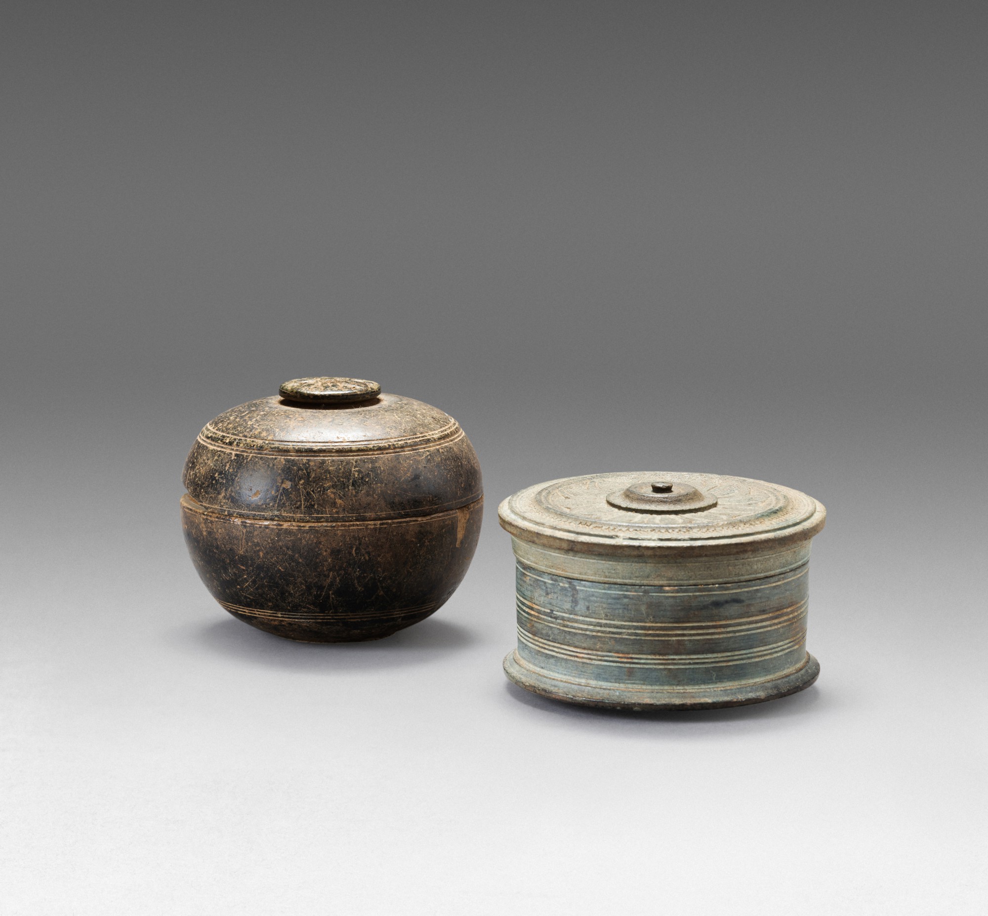 A pair of carved stone reliquary boxes — 犍陀羅 約五世紀 石雕蓋盒一對