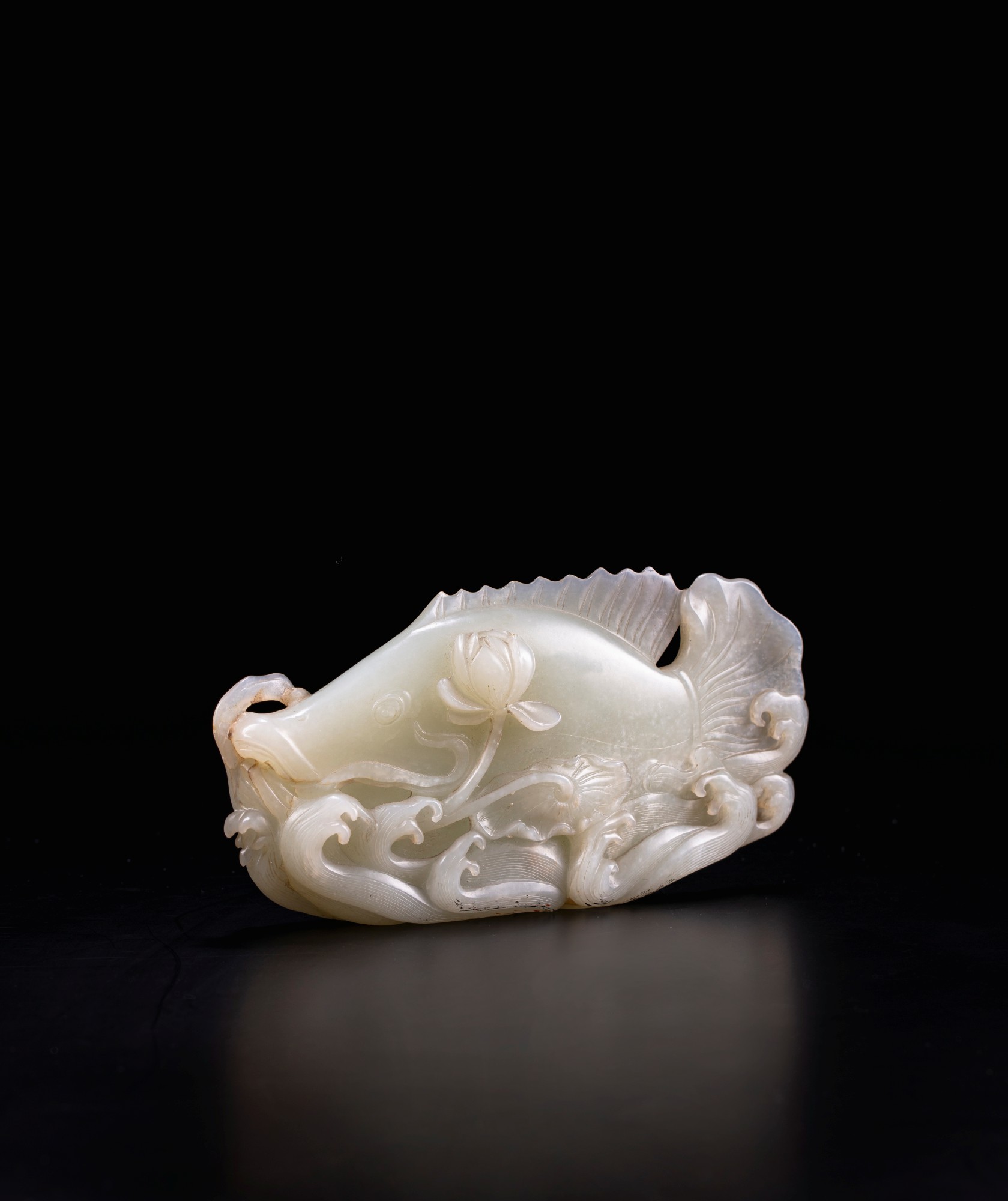 A pale celadon jade 'carp and lotus' carving — 清十八至十九世紀 青玉鯉魚擺件