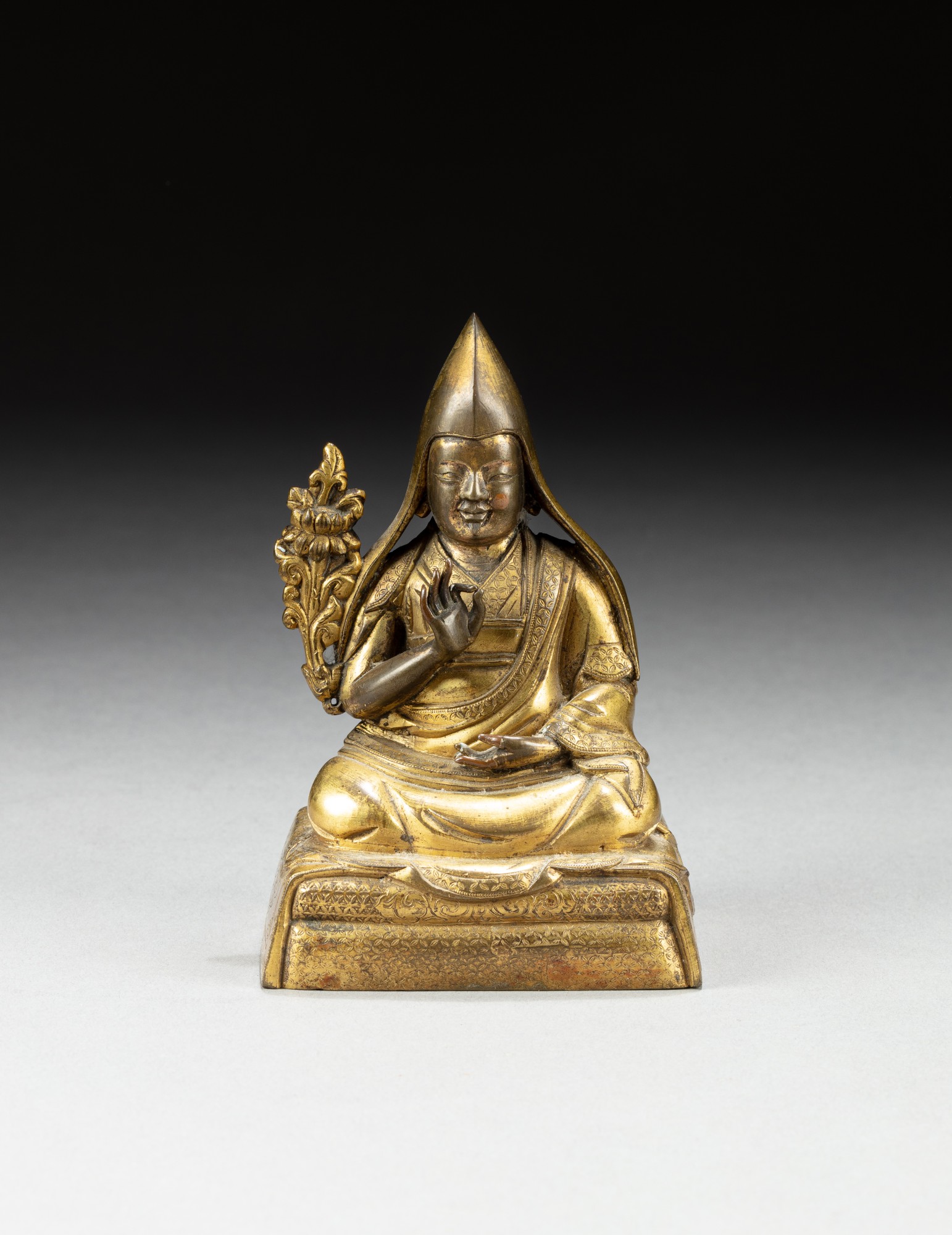 A gilt-bronze figure of a Gelug lama — 清十八世紀 鎏金銅黄教喇嘛坐像