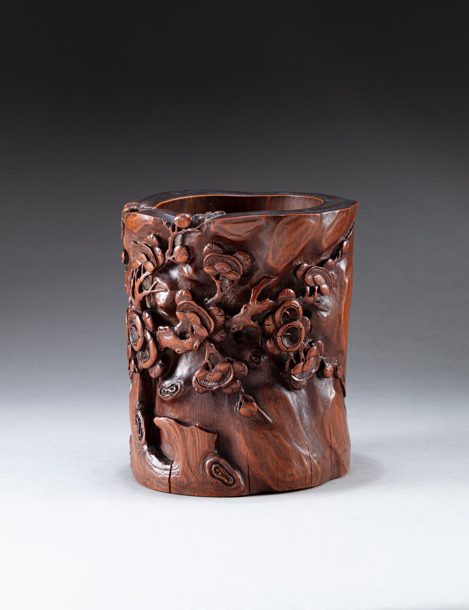 A carved inscribed bamboo 'plum tree' brush pot — 清十八世紀 竹雕果樹詩文筆筒