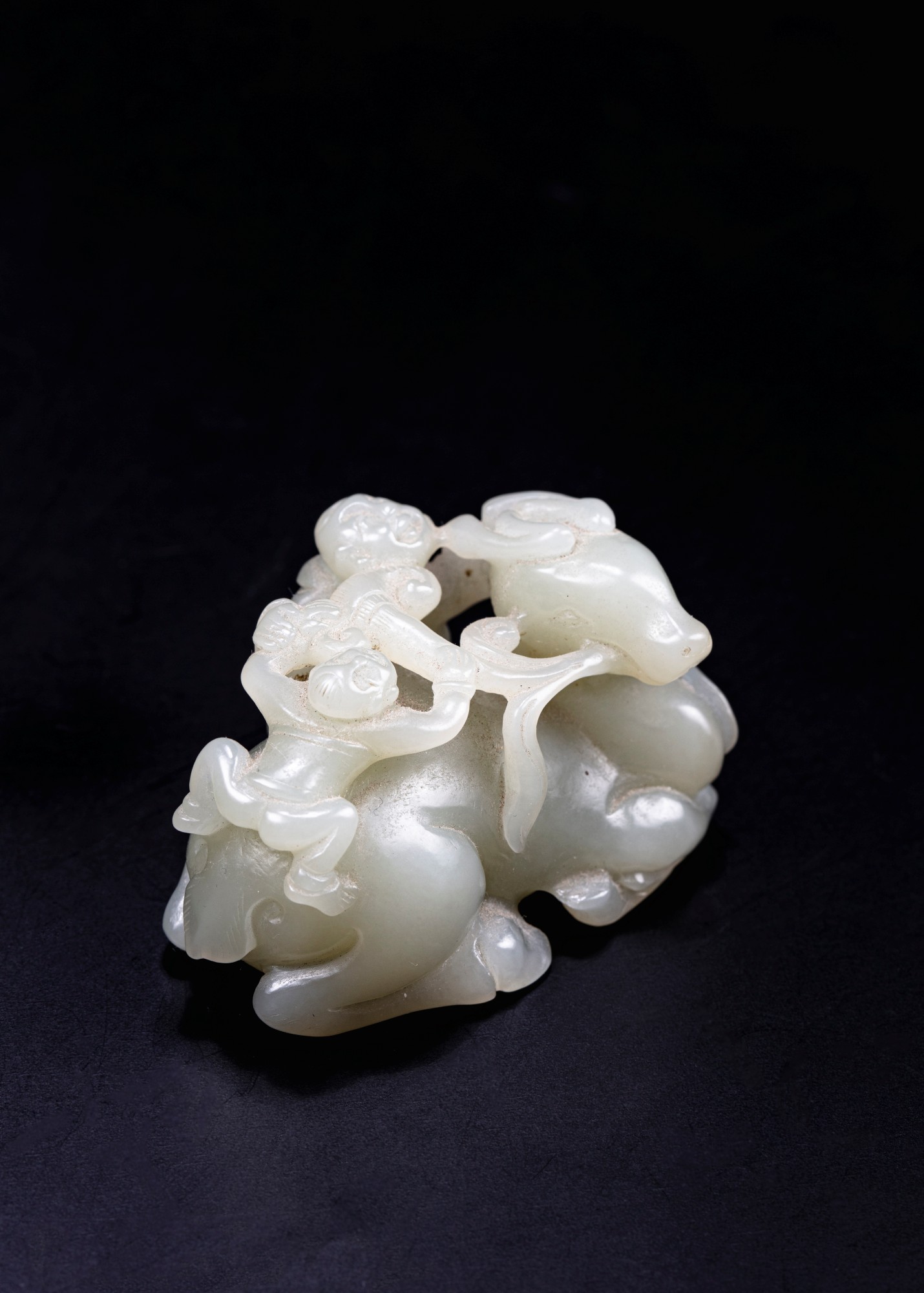 A celadon jade 'deer and children' carving — 清十八至十九世紀 青白玉童子戲鹿把件