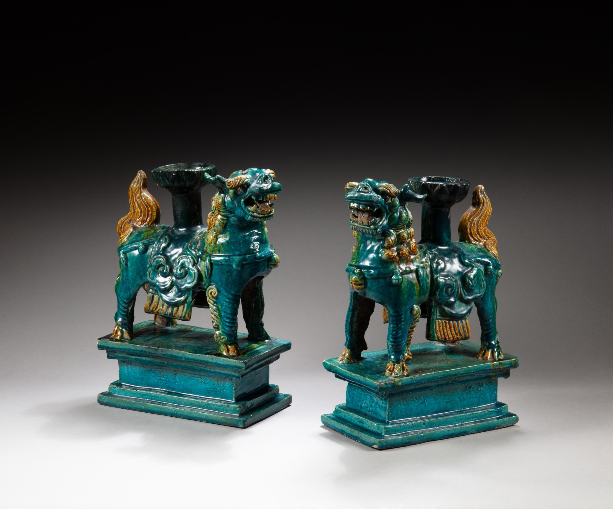 Unknown (Historical) — 十七至十八世紀 素三彩麒麟香插一對