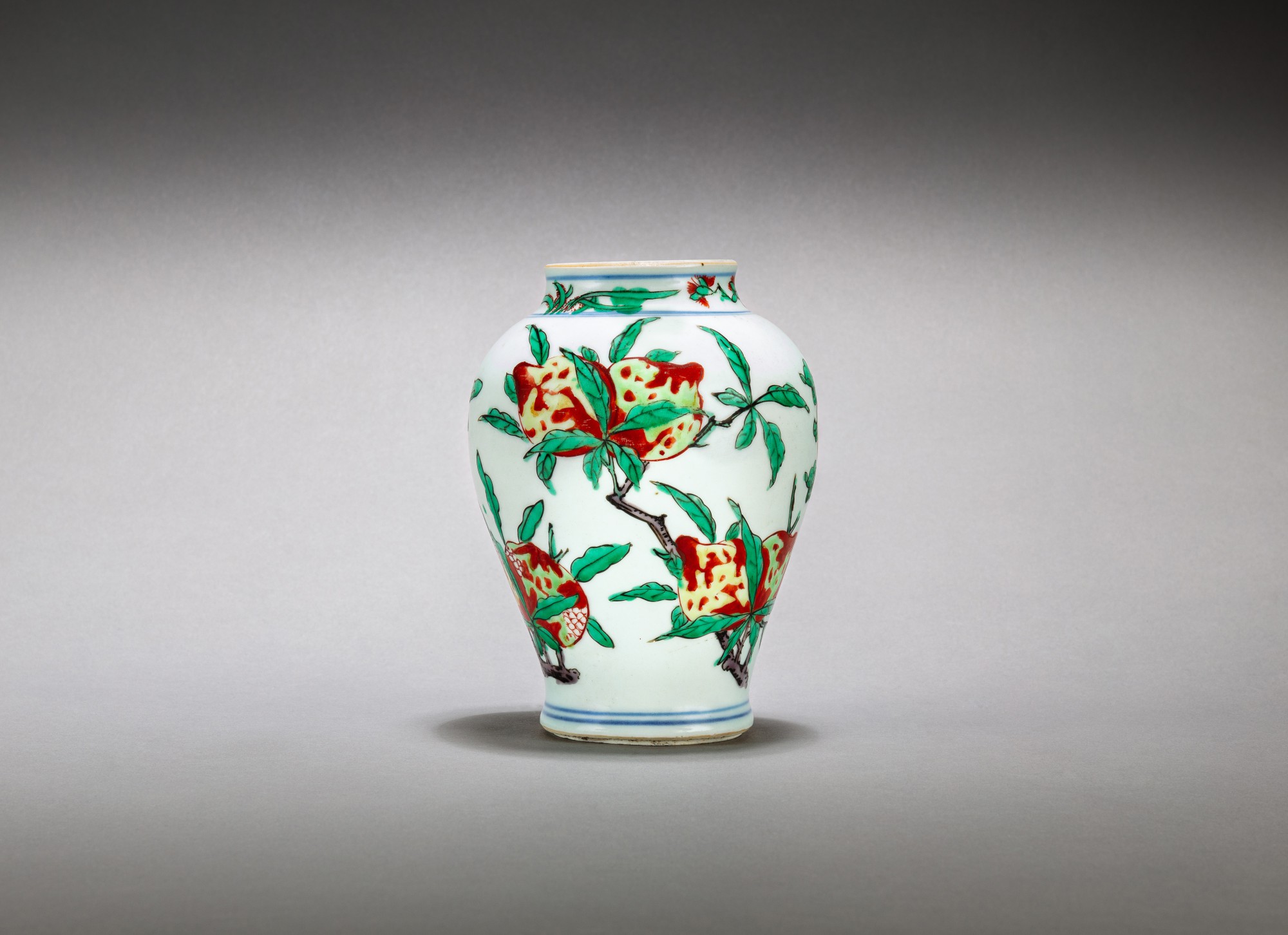 A small wucai 'peach' jar — 十七世紀 五彩折枝桃紋罐