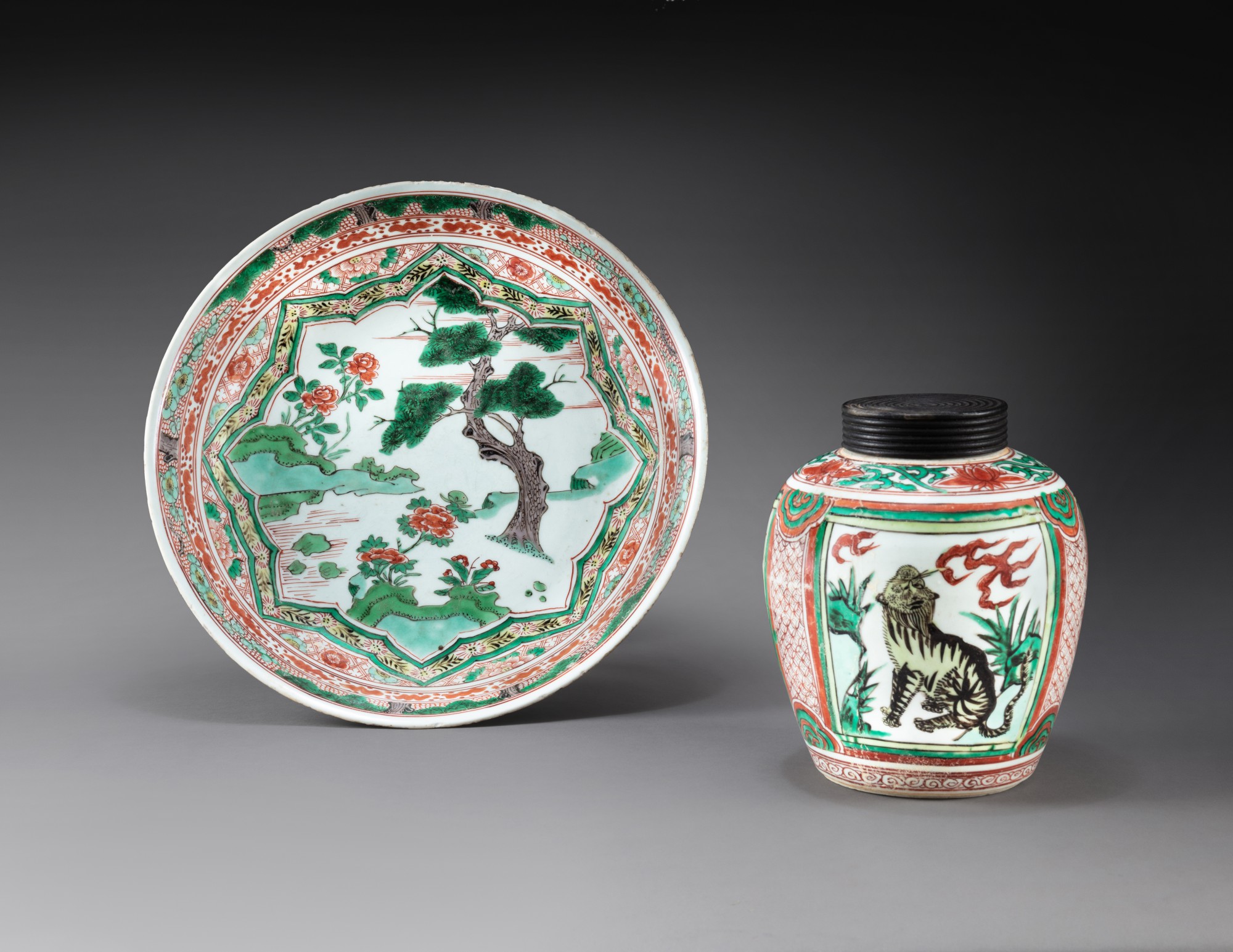 A wucai 'mythical beast' jar and a wucai 'pine' dish — 明萬曆 五彩瑞獸紋罐及開光松樹圖盤一組兩件