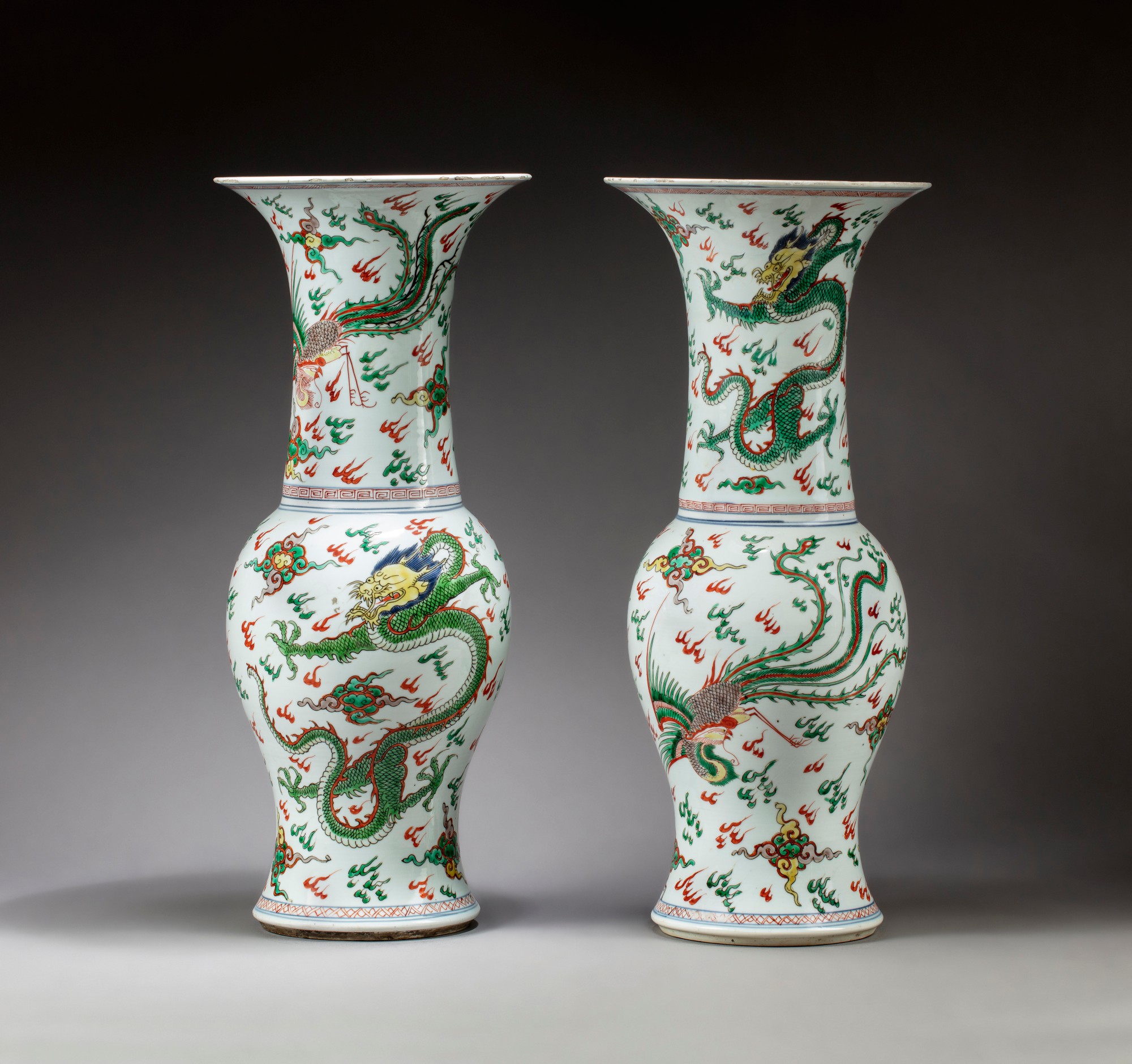 A pair of famille-verte yen yen vases — 清十八世紀 五彩龍鳳呈祥紋鳳尾尊一對