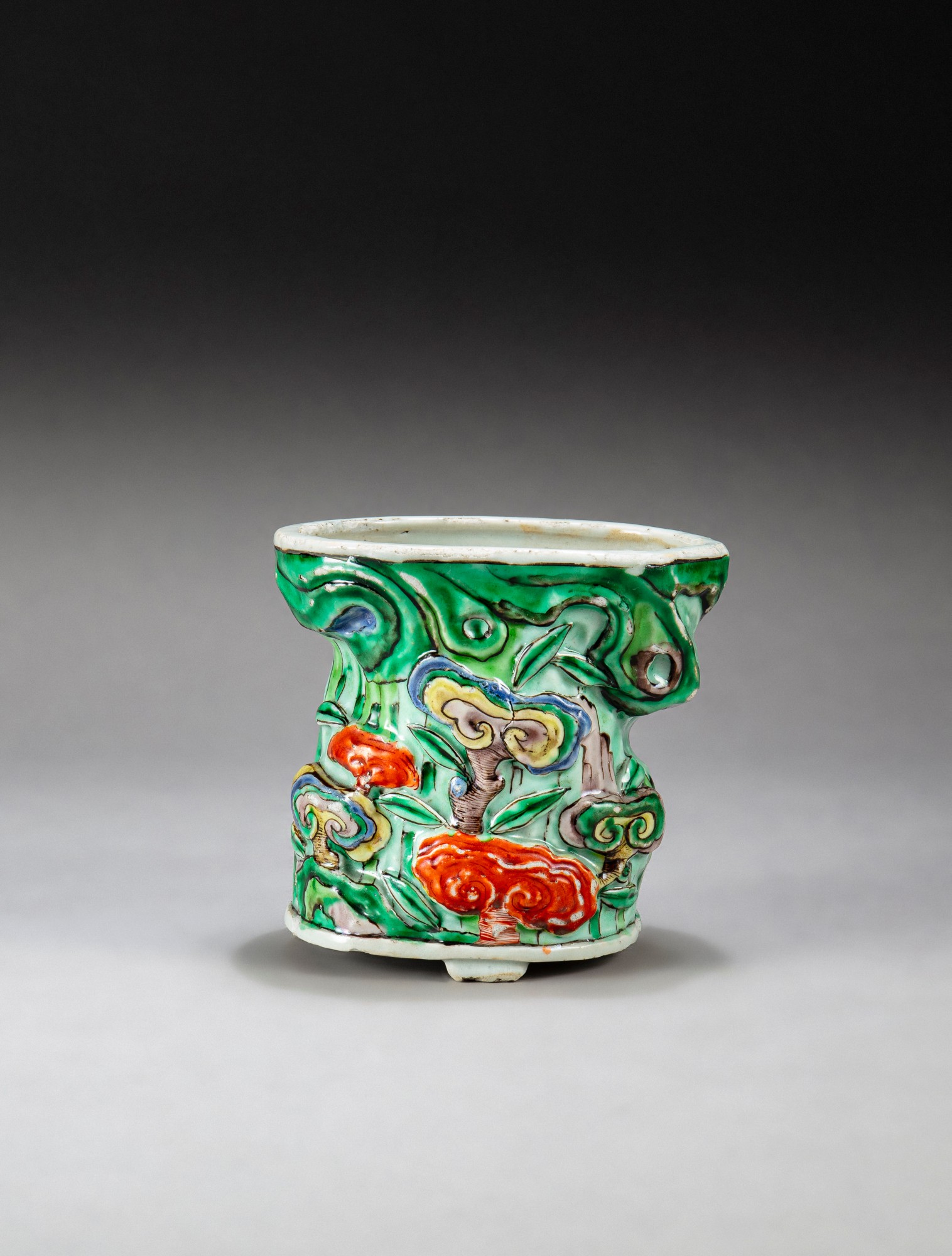 A famille-verte 'lingzhi' brushpot — 清康熙 五彩靈芝紋筆筒