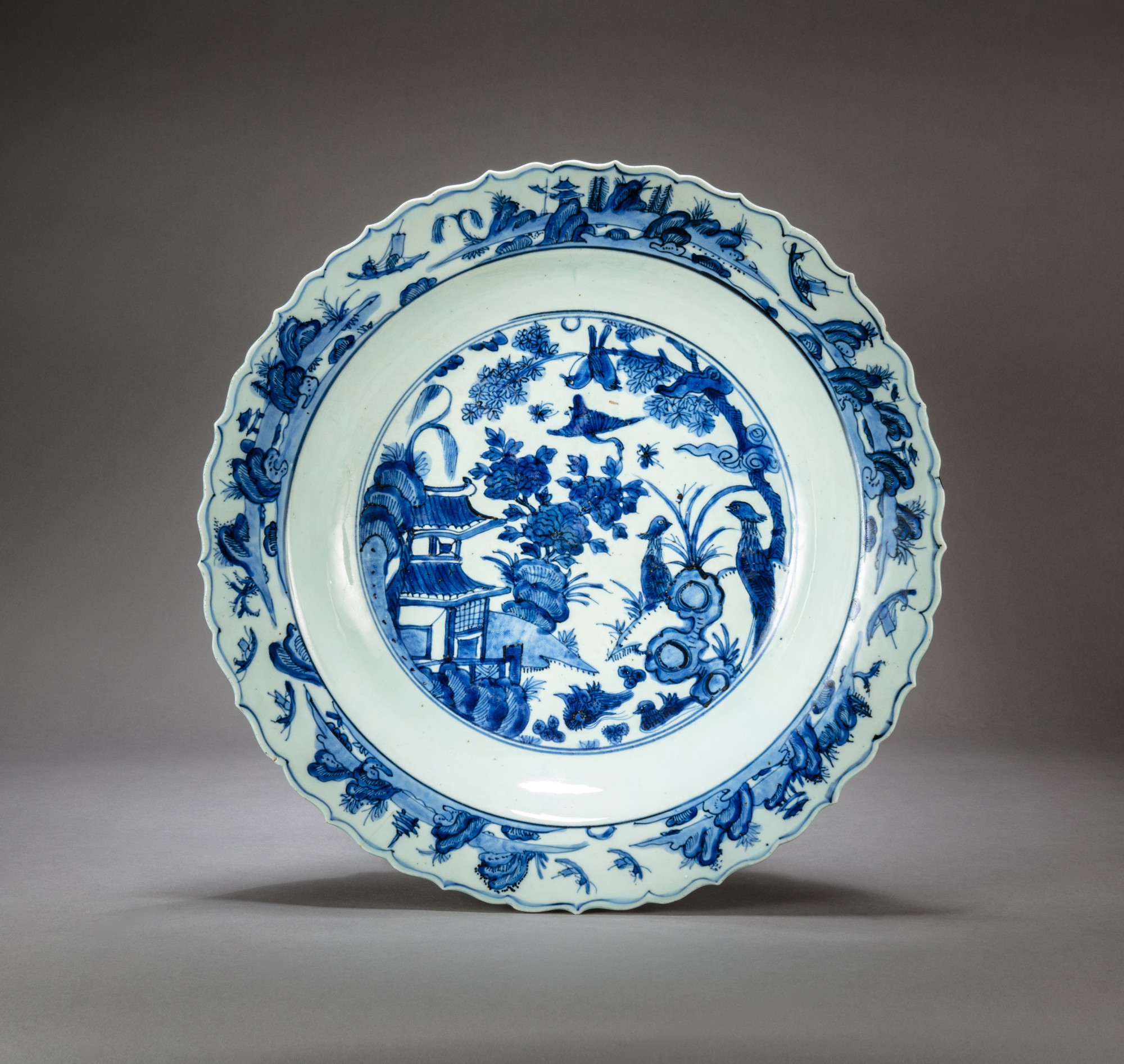 Unknown — 明萬曆 青花樓閣花鳥紋菱口折沿盤