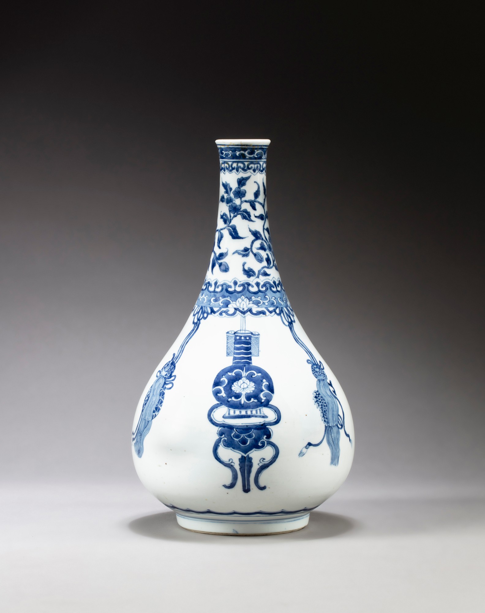 Unknown — 清十八至十九世紀 青花花卉紋長頸瓶