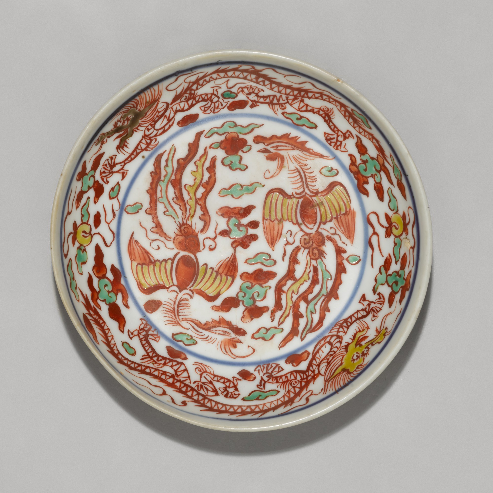 A wucai 'dragon and phoenix' saucer — 或為清 五彩龍鳯呈祥紋小盤
